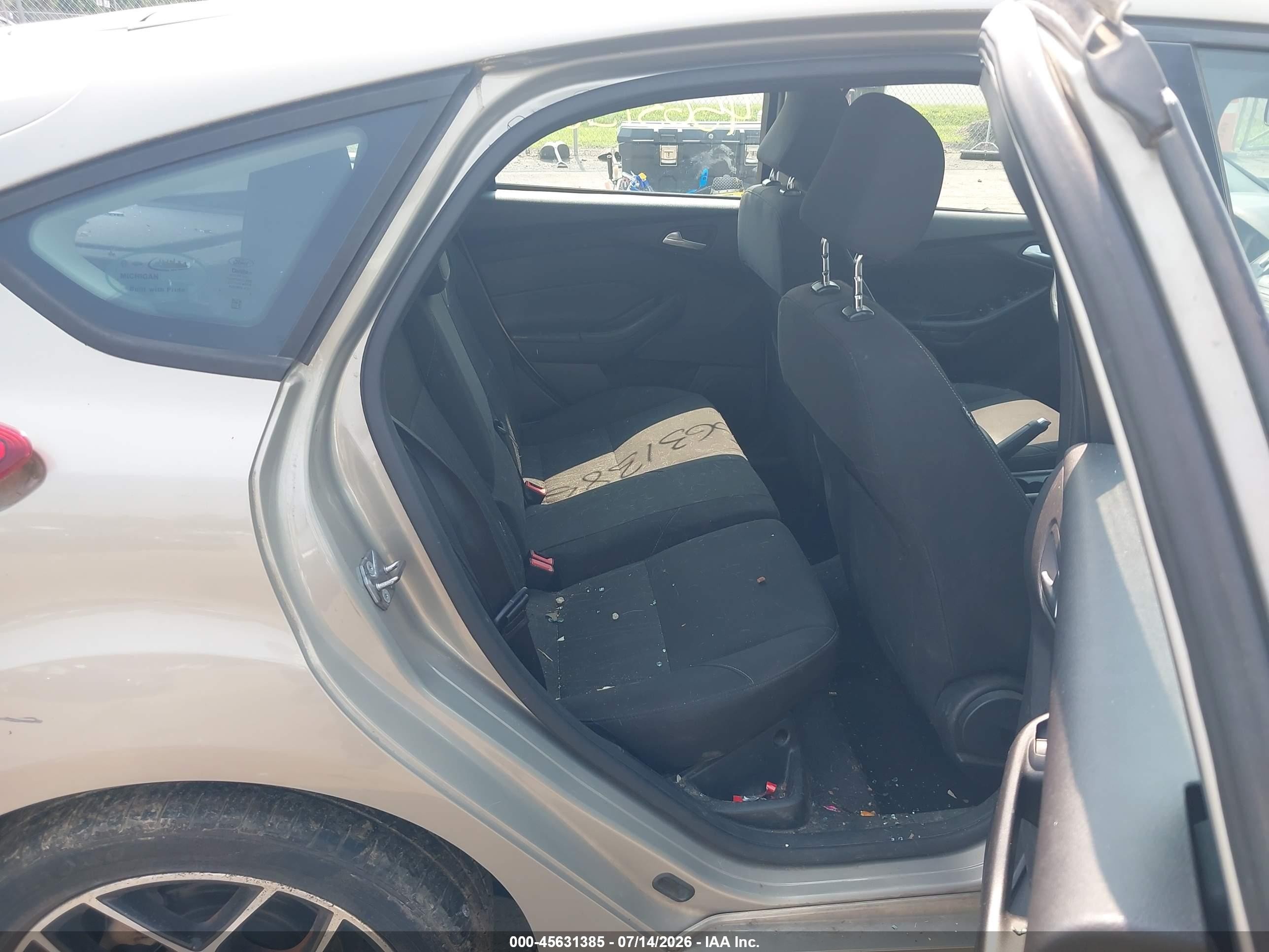 2015 Ford Focus Se Gold vin: 1FADP3K26FL259957