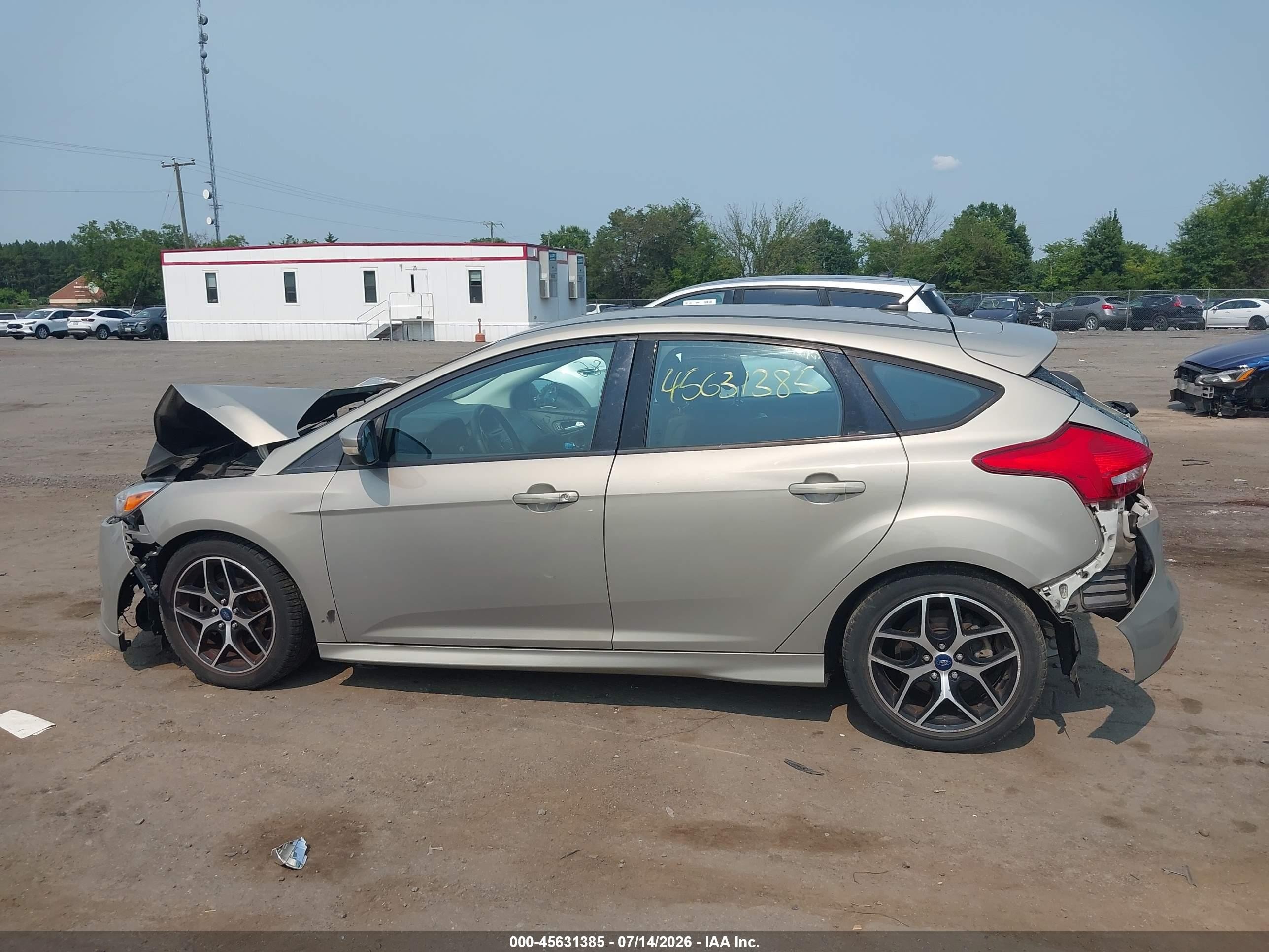 2015 Ford Focus Se Gold vin: 1FADP3K26FL259957
