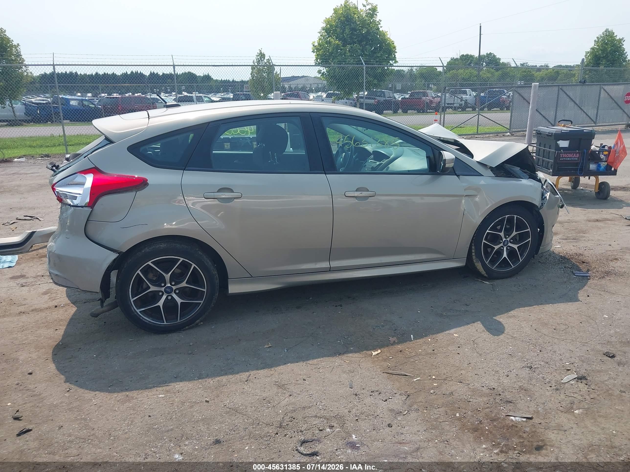 2015 Ford Focus Se Gold vin: 1FADP3K26FL259957