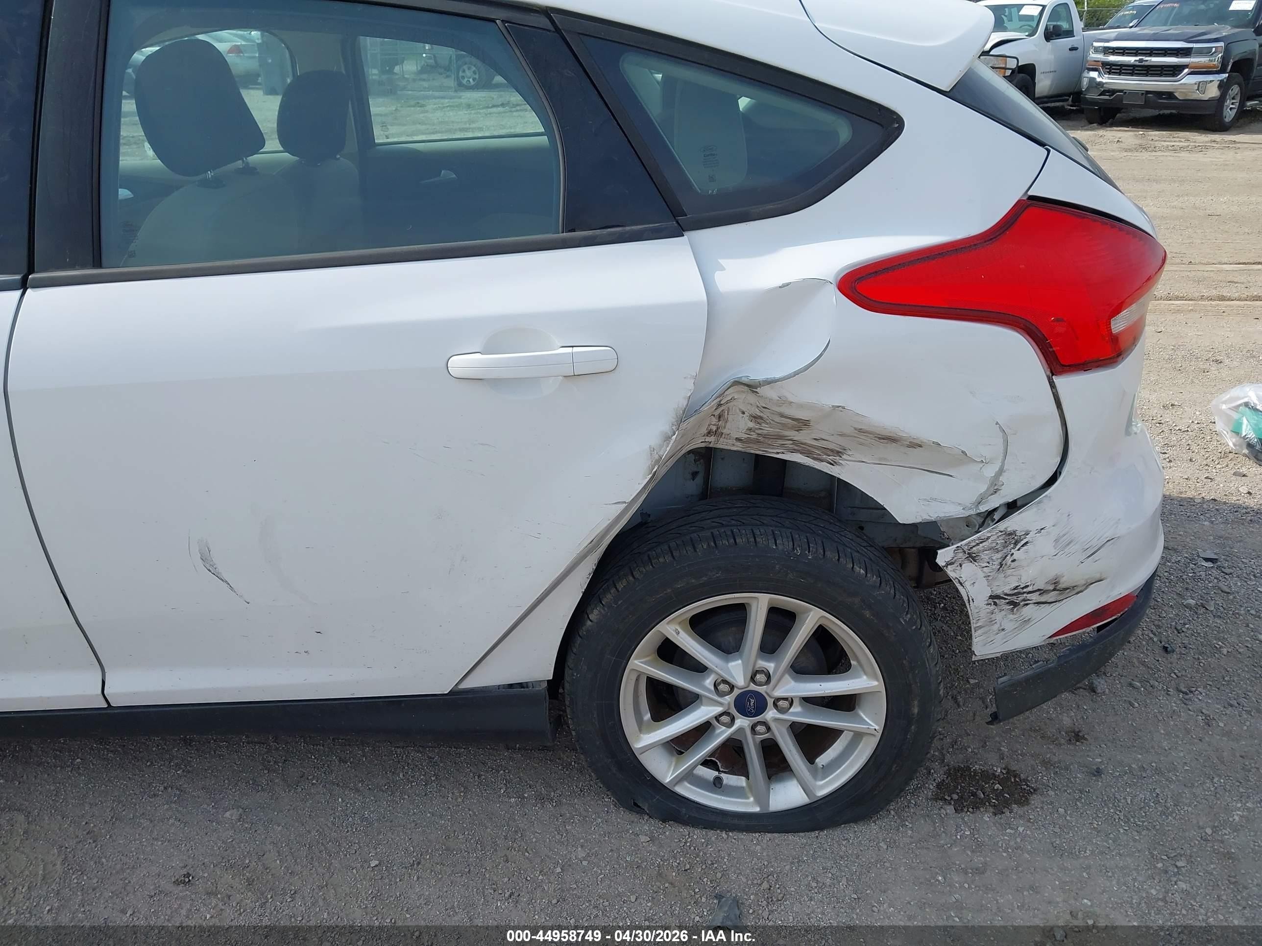 2015 Ford Focus Se White vin: 1FADP3K26FL319039