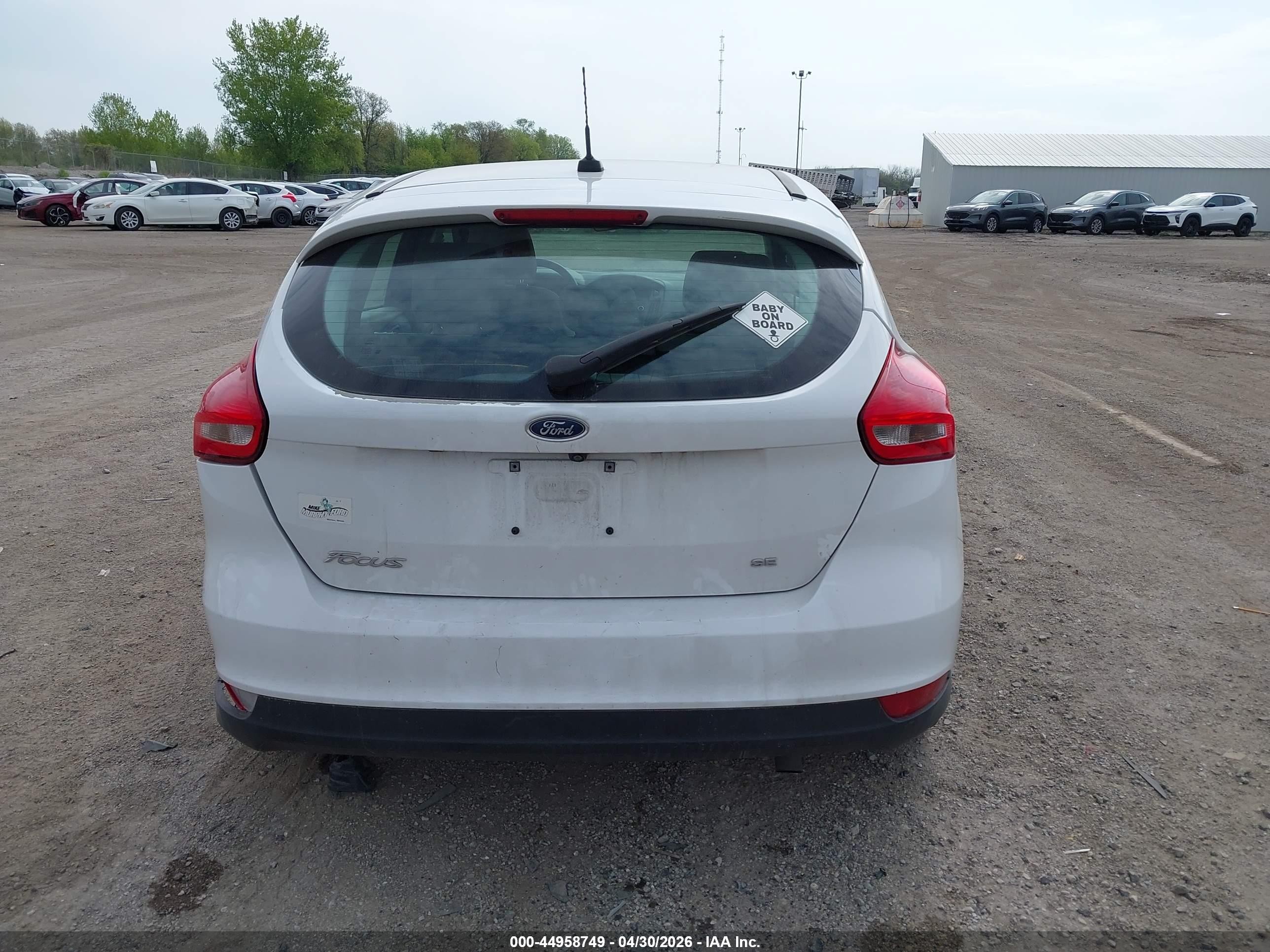 2015 Ford Focus Se White vin: 1FADP3K26FL319039