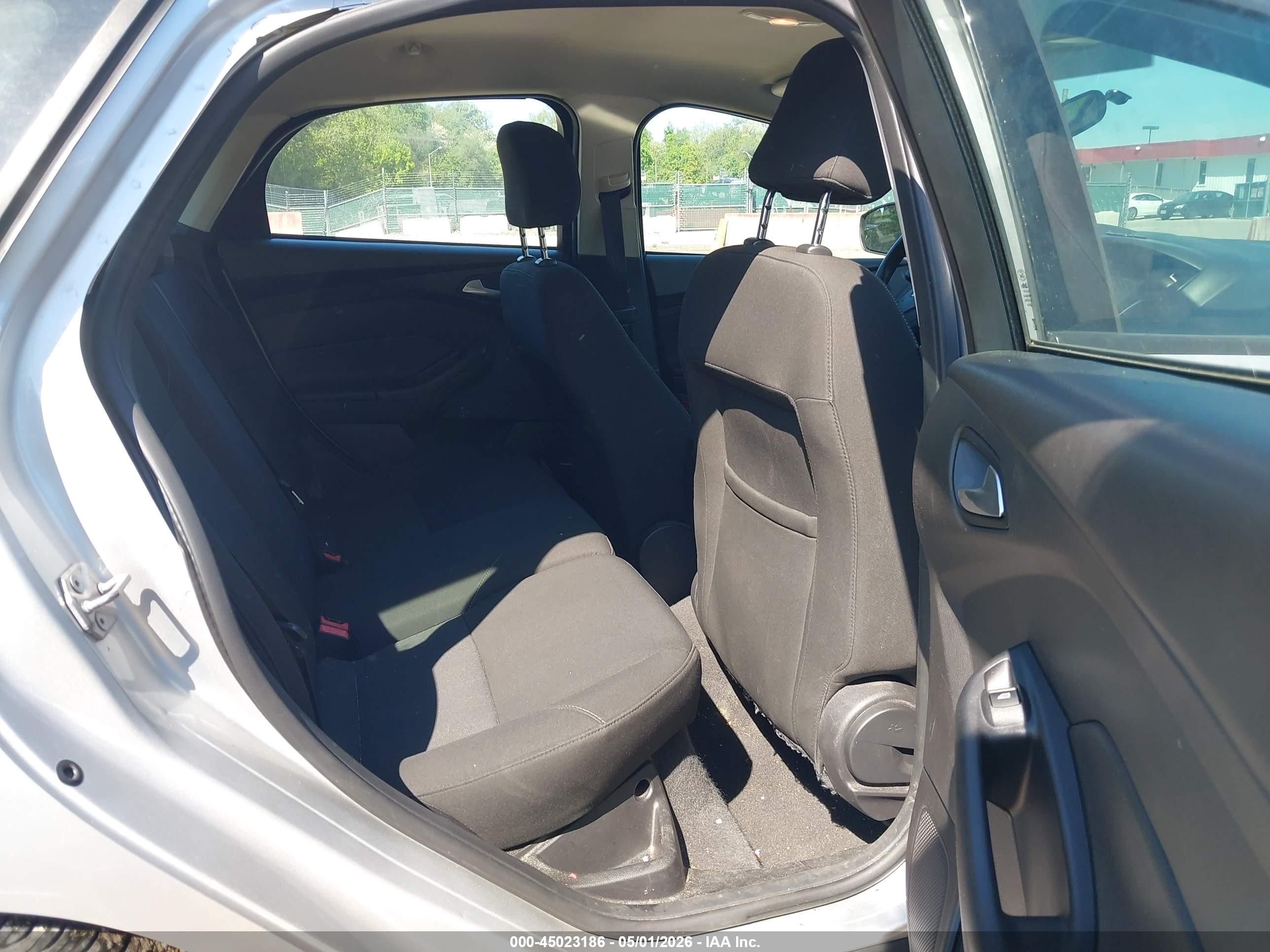 2015 Ford Focus Se Silver vin: 1FADP3K26FL350694