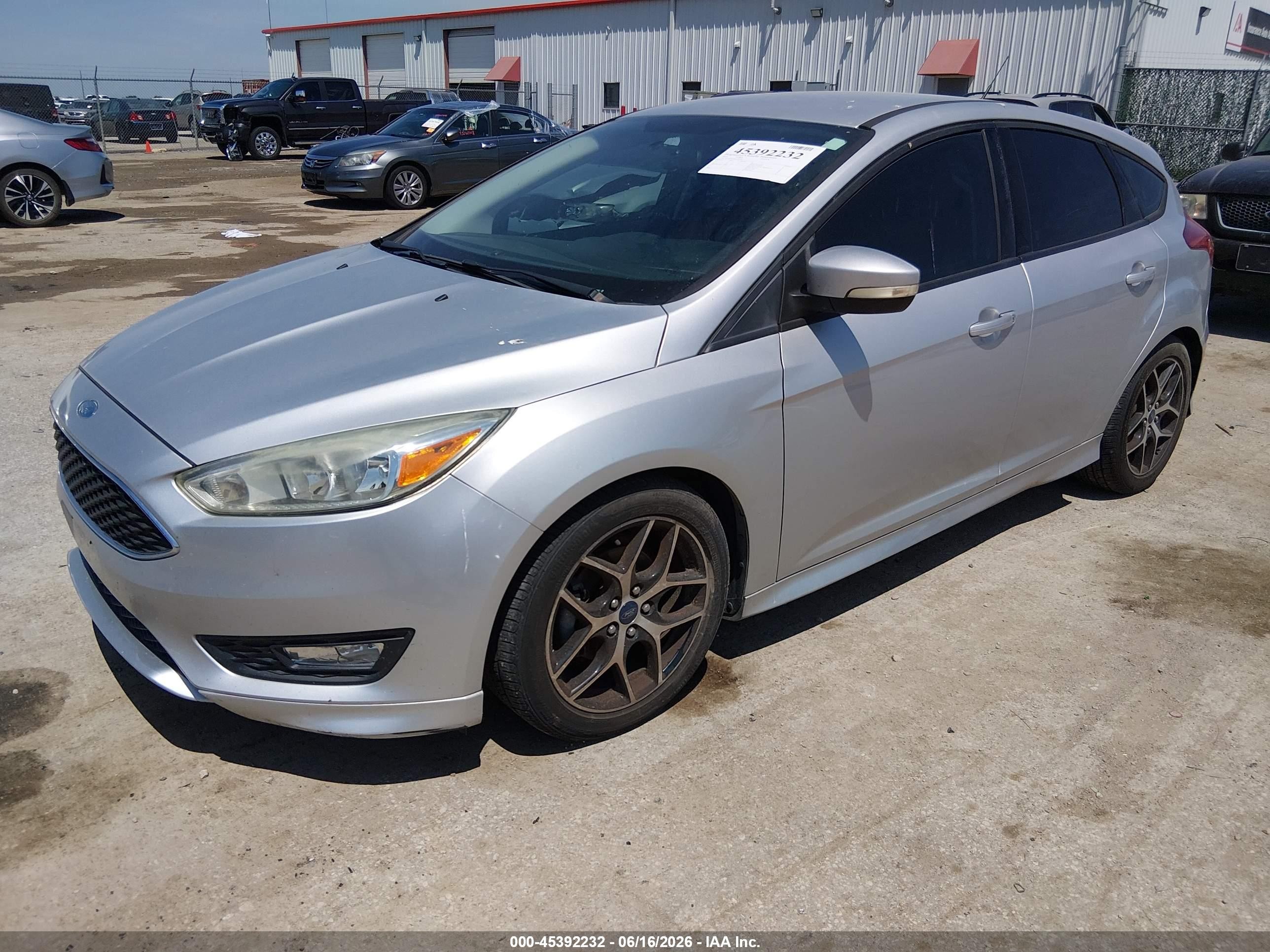 2015 Ford Focus Se Серебряный vin: 1FADP3K26FL358309