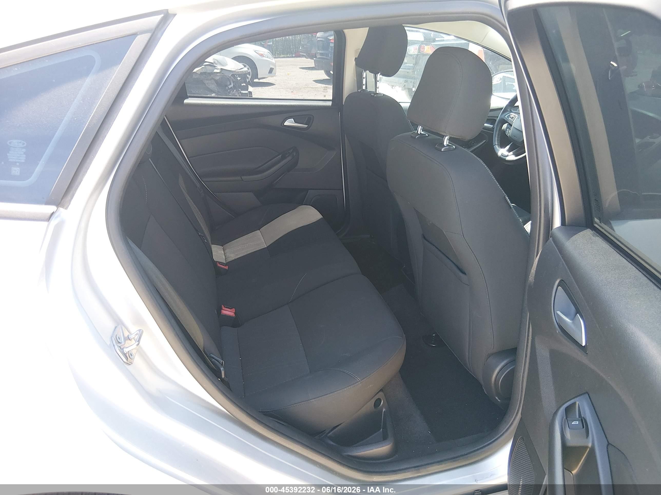 2015 Ford Focus Se Серебряный vin: 1FADP3K26FL358309