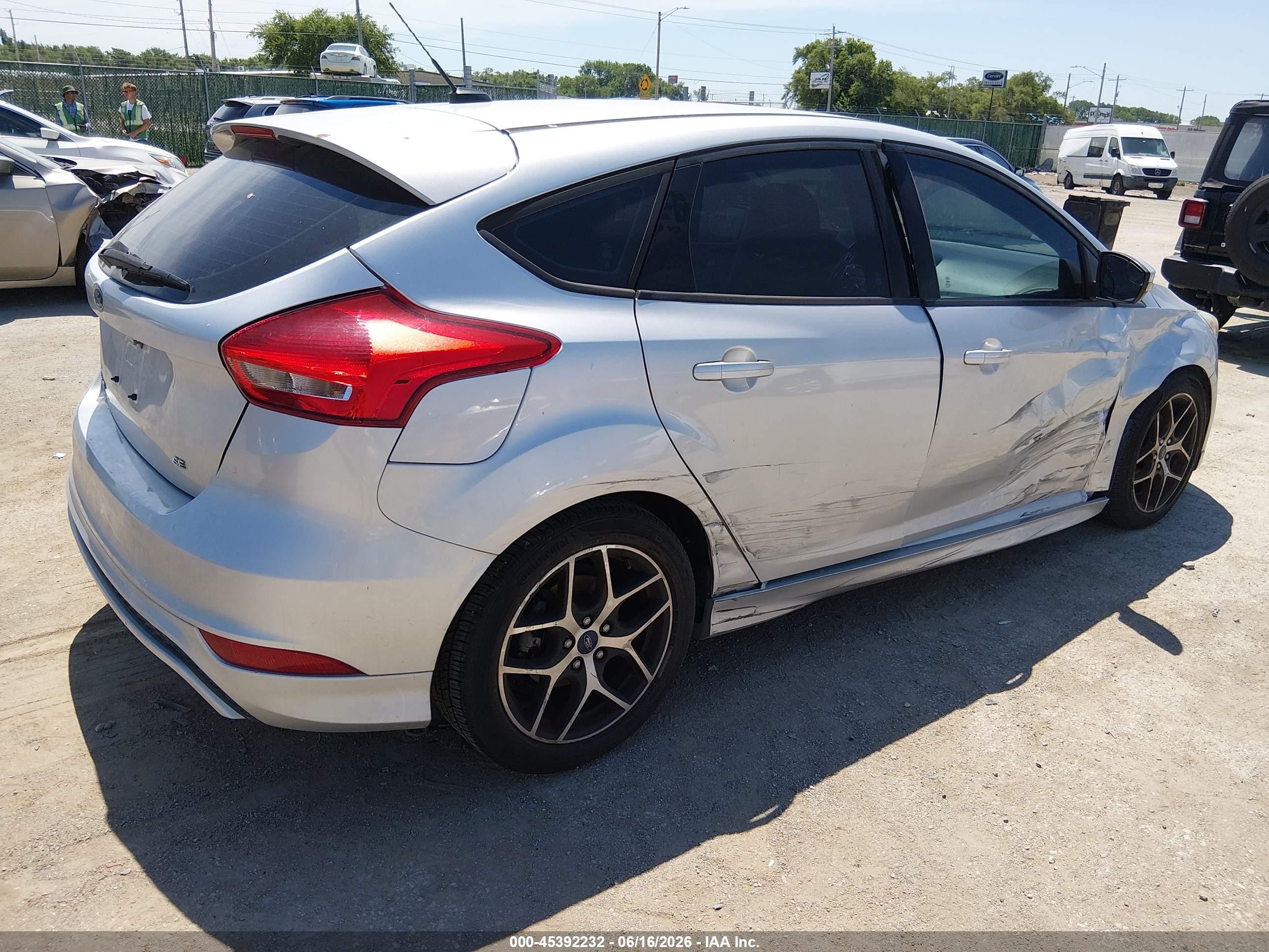 2015 Ford Focus Se Серебряный vin: 1FADP3K26FL358309