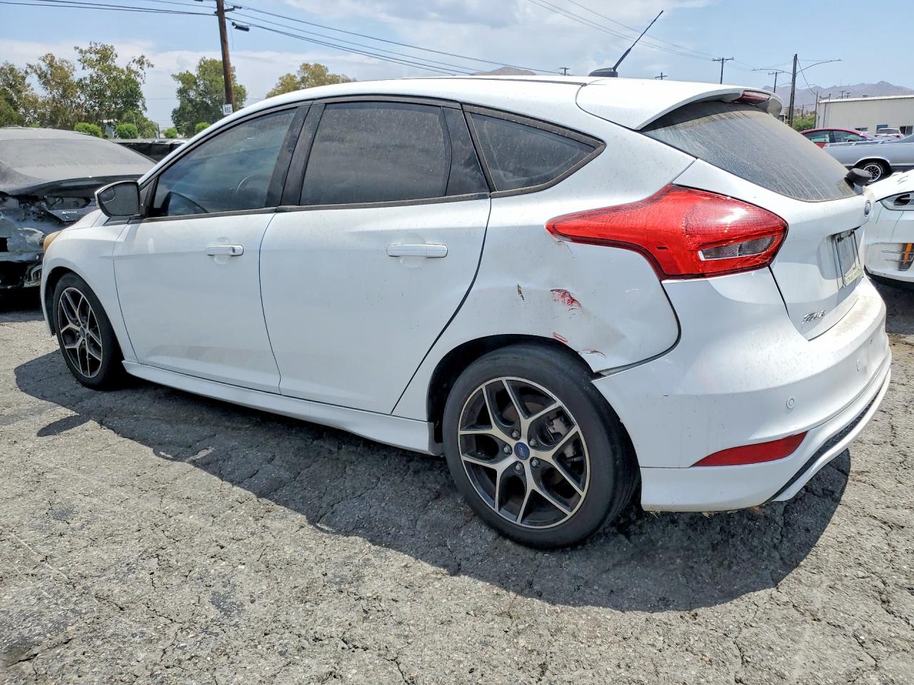 2015 Ford Focus Se White vin: 1FADP3K26FL380343