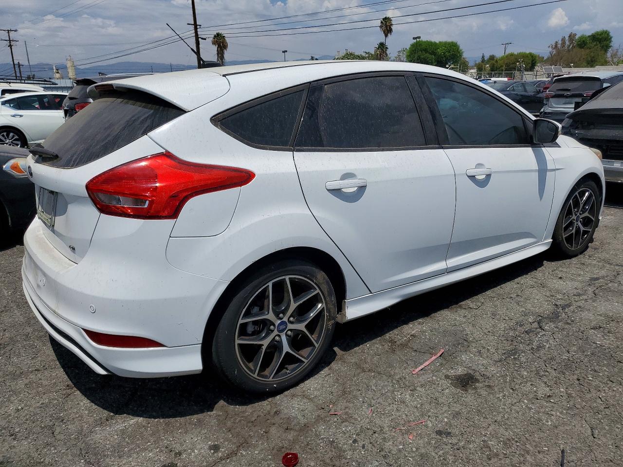 2015 Ford Focus Se White vin: 1FADP3K26FL380343