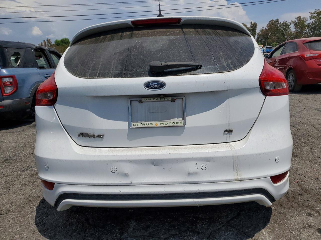 2015 Ford Focus Se White vin: 1FADP3K26FL380343
