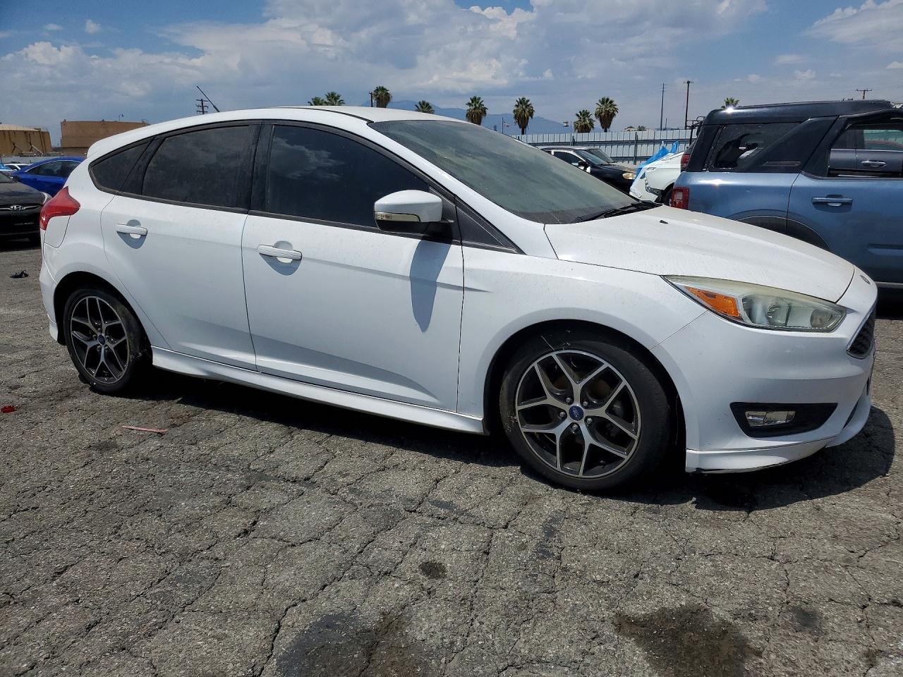 2015 Ford Focus Se White vin: 1FADP3K26FL380343