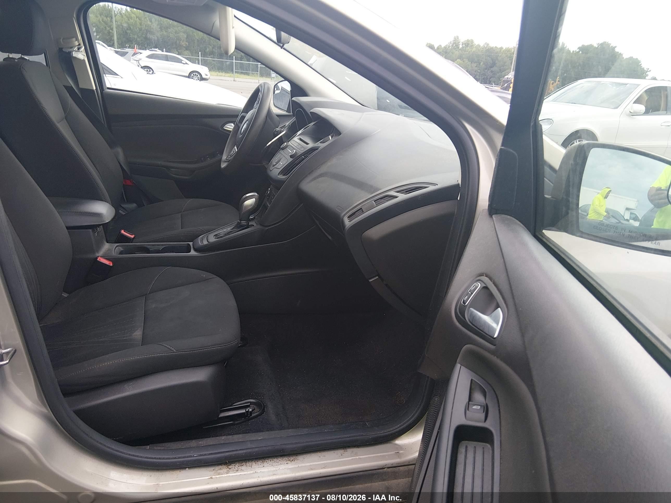 2016 Ford Focus Se Tan vin: 1FADP3K26GL241573