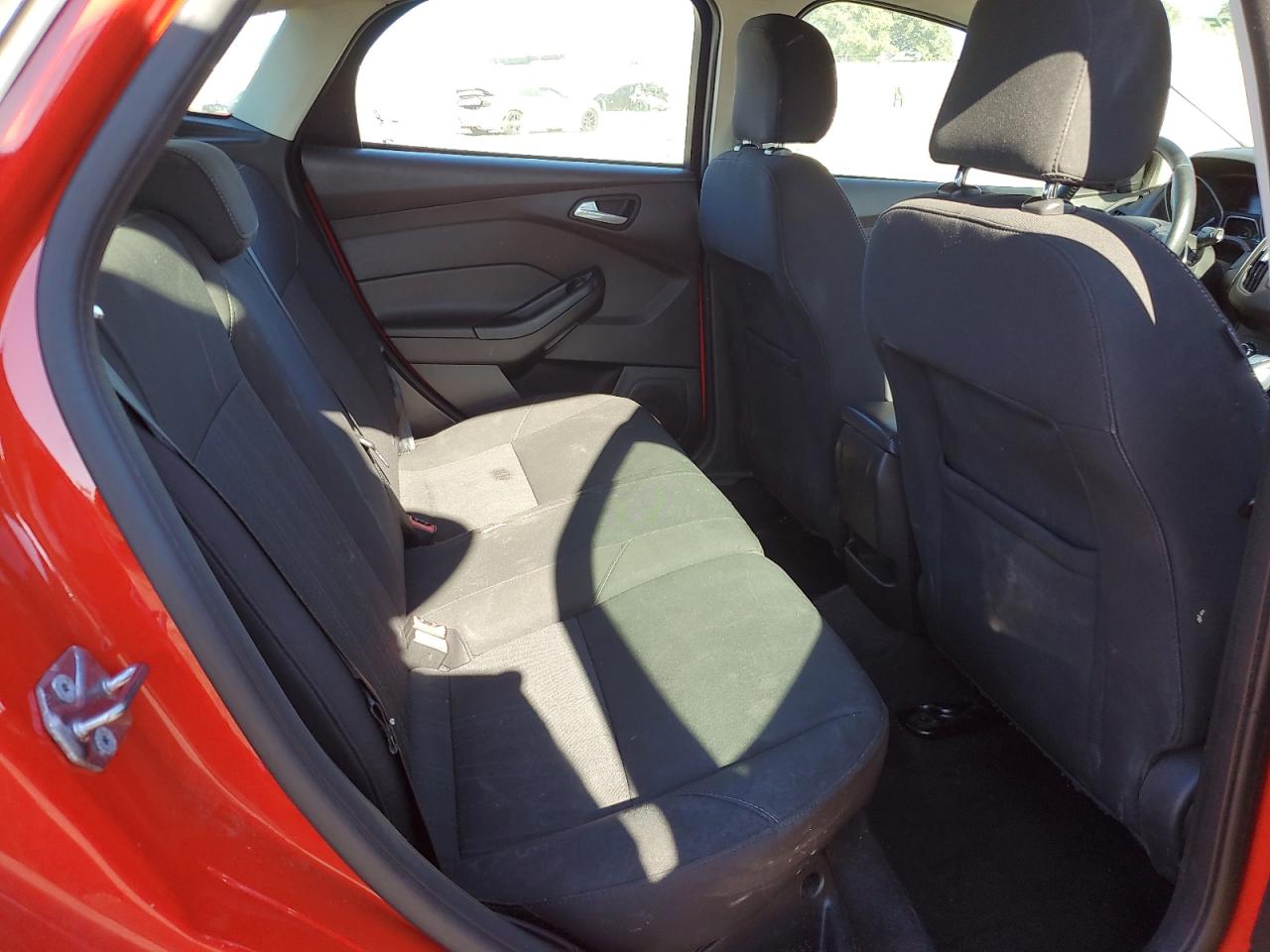 2016 Ford Focus Se Red vin: 1FADP3K26GL376391