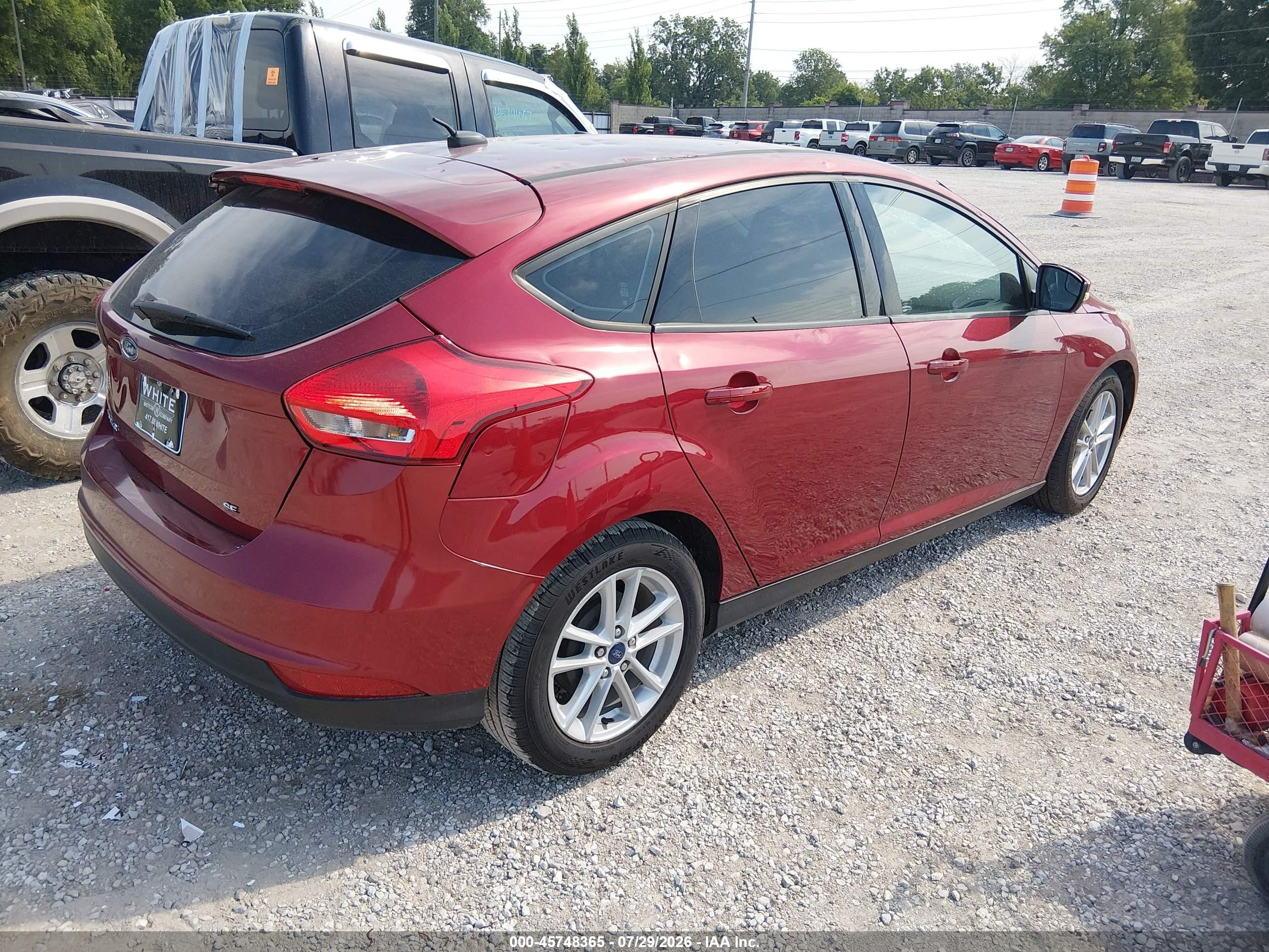 2017 Ford Focus Se Red vin: 1FADP3K26HL347801