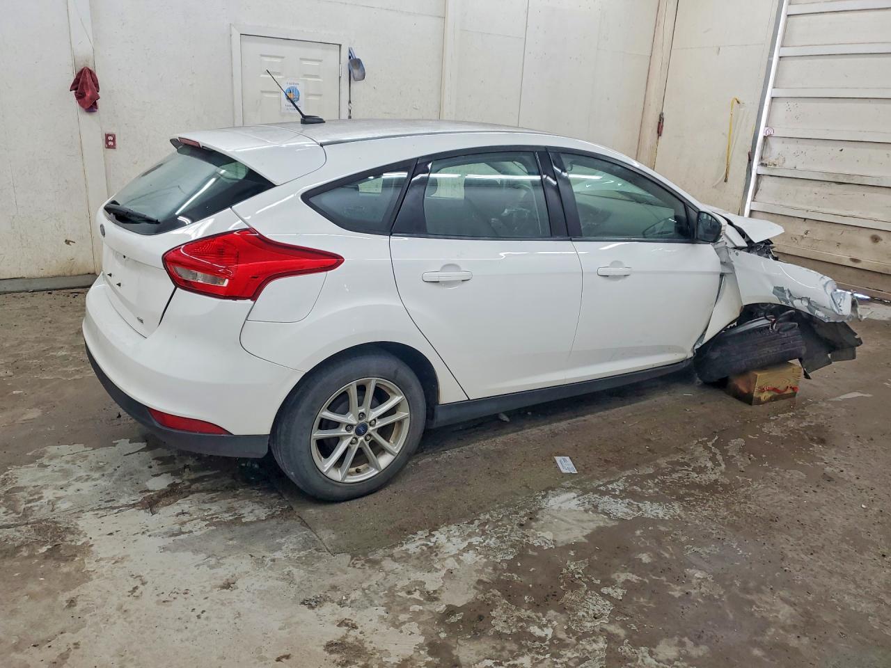 2018 Ford Focus Se White vin: 1FADP3K26JL226854