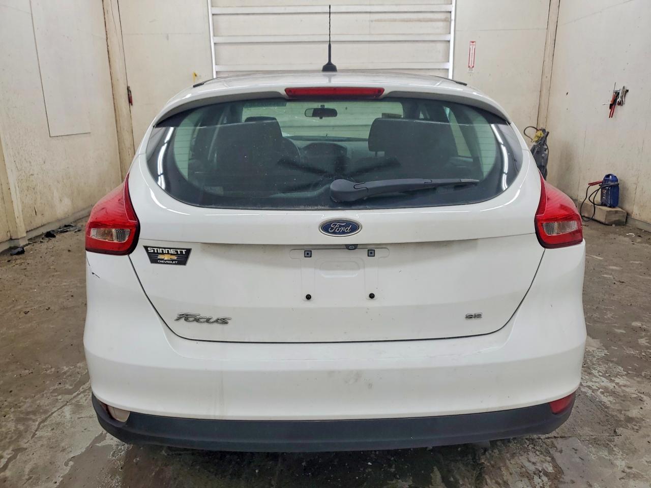 2018 Ford Focus Se White vin: 1FADP3K26JL226854