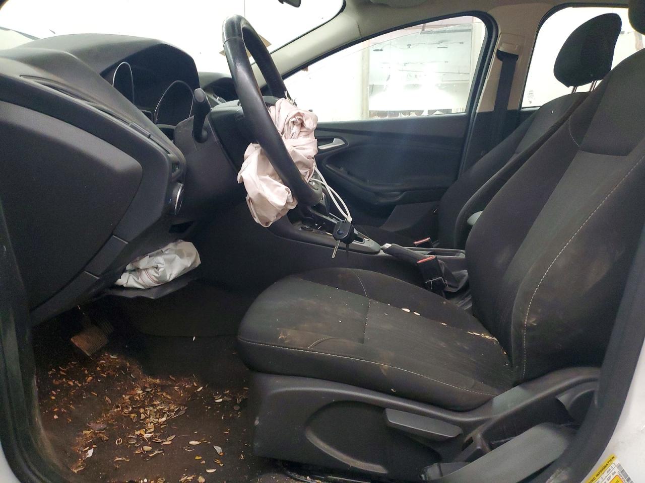 2018 Ford Focus Se White vin: 1FADP3K26JL226854