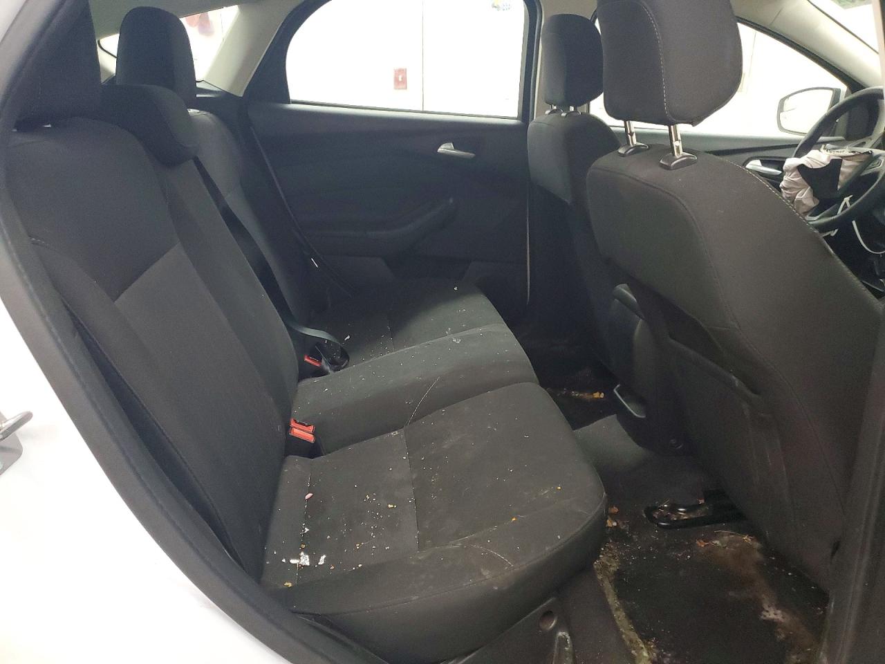 2018 Ford Focus Se White vin: 1FADP3K26JL226854