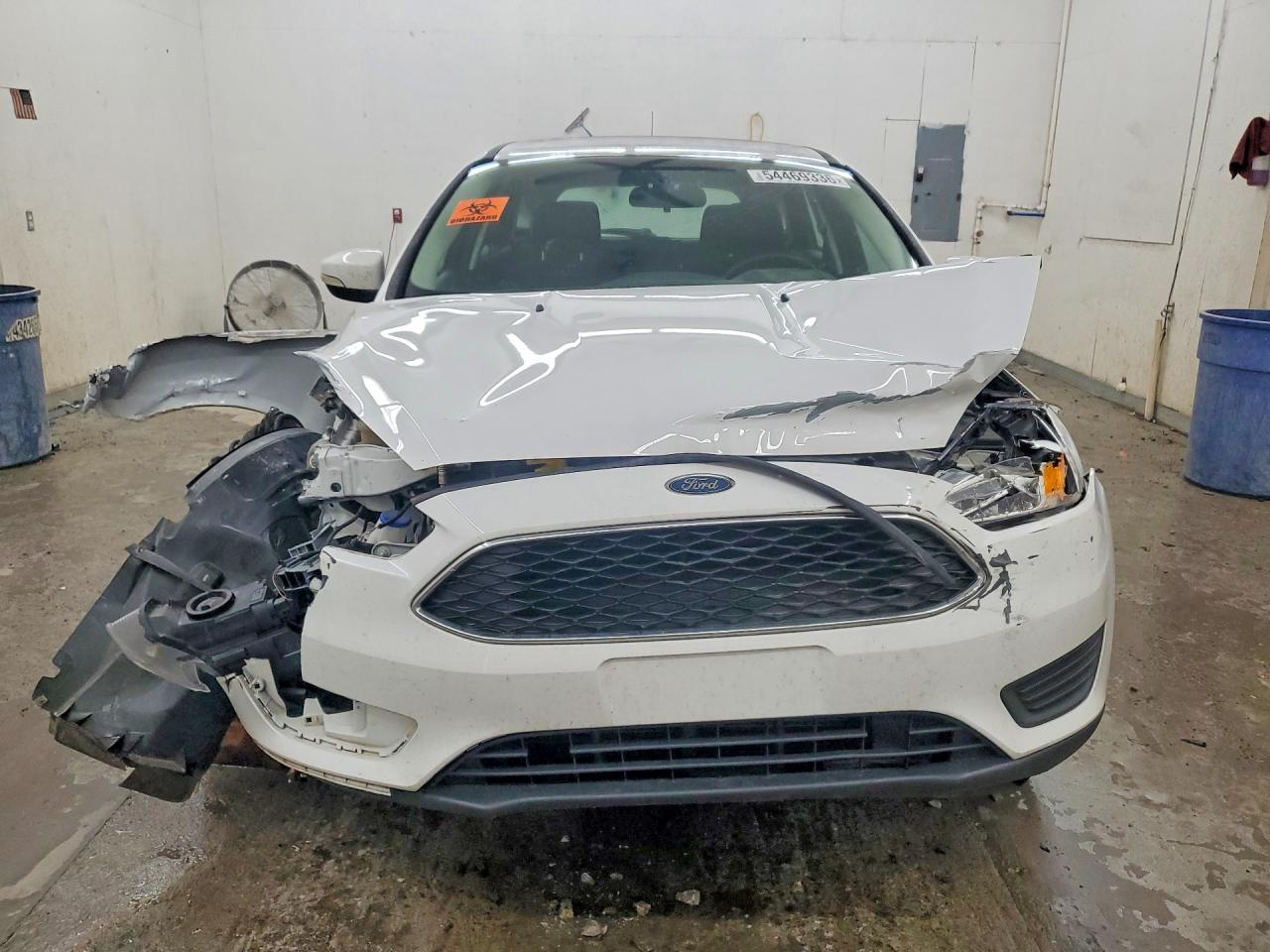 2018 Ford Focus Se White vin: 1FADP3K26JL226854