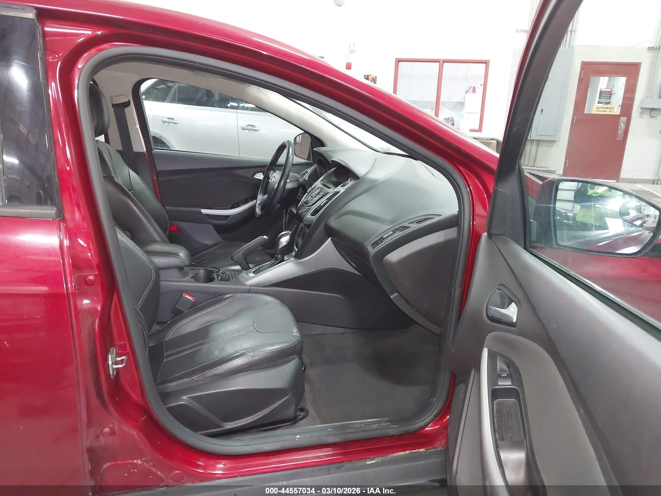 2014 Ford Focus Se Red vin: 1FADP3K27EL324099