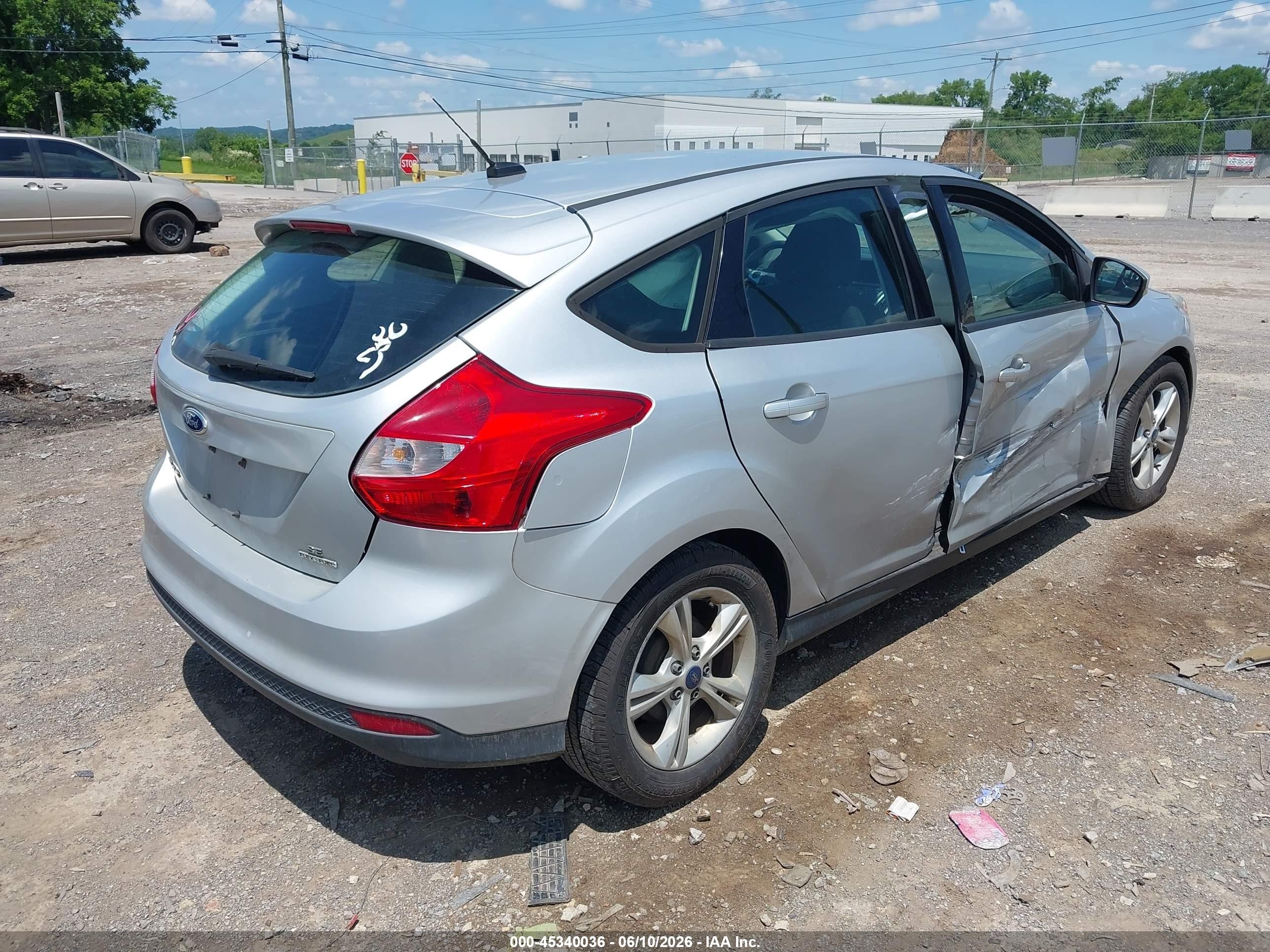 2014 Ford Focus Se Silver vin: 1FADP3K27EL325611