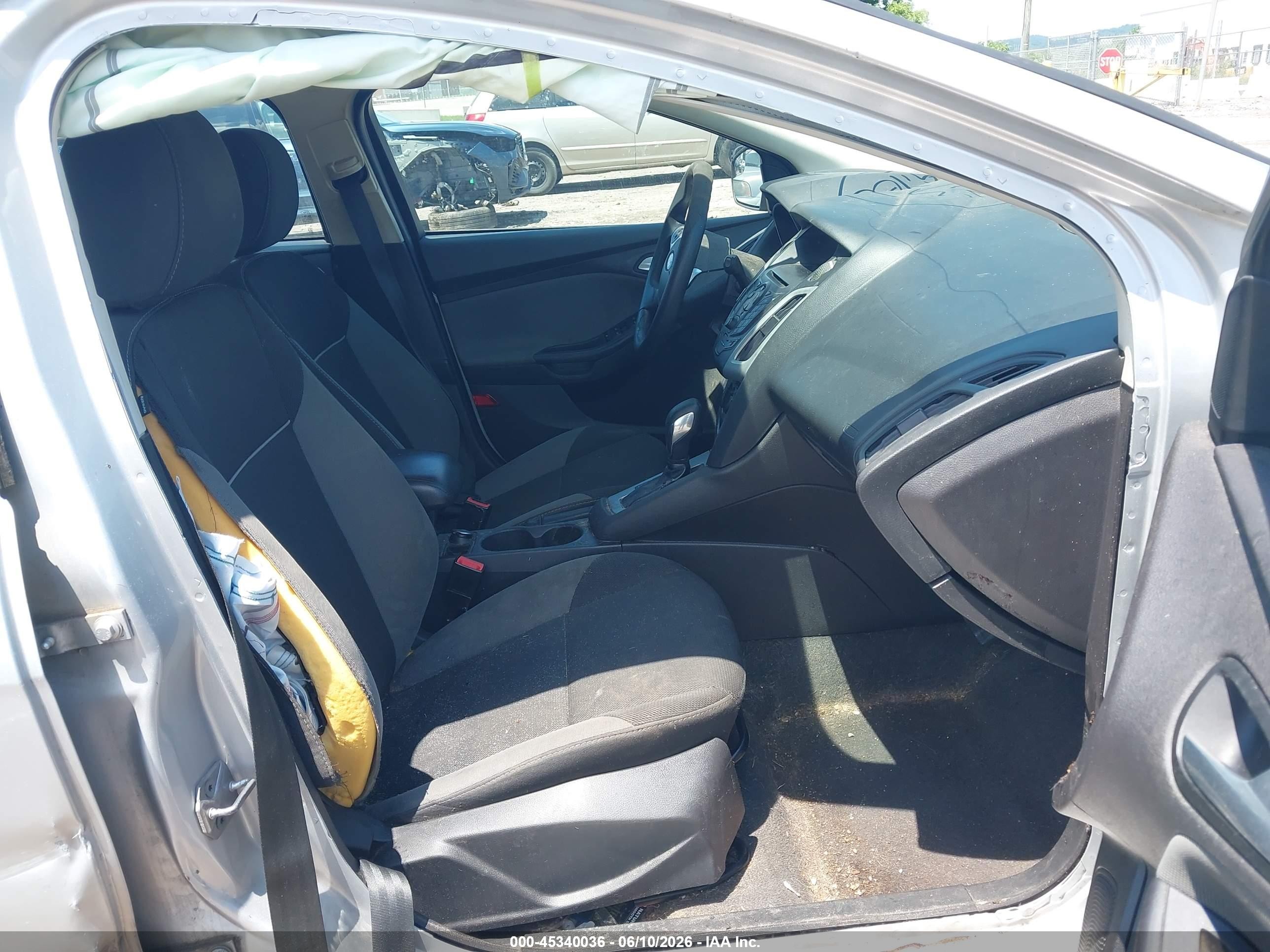 2014 Ford Focus Se Silver vin: 1FADP3K27EL325611