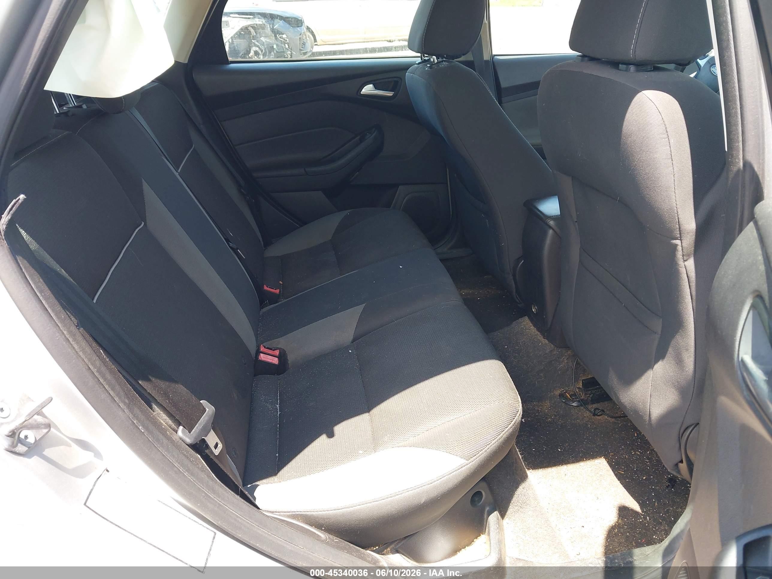 2014 Ford Focus Se Silver vin: 1FADP3K27EL325611