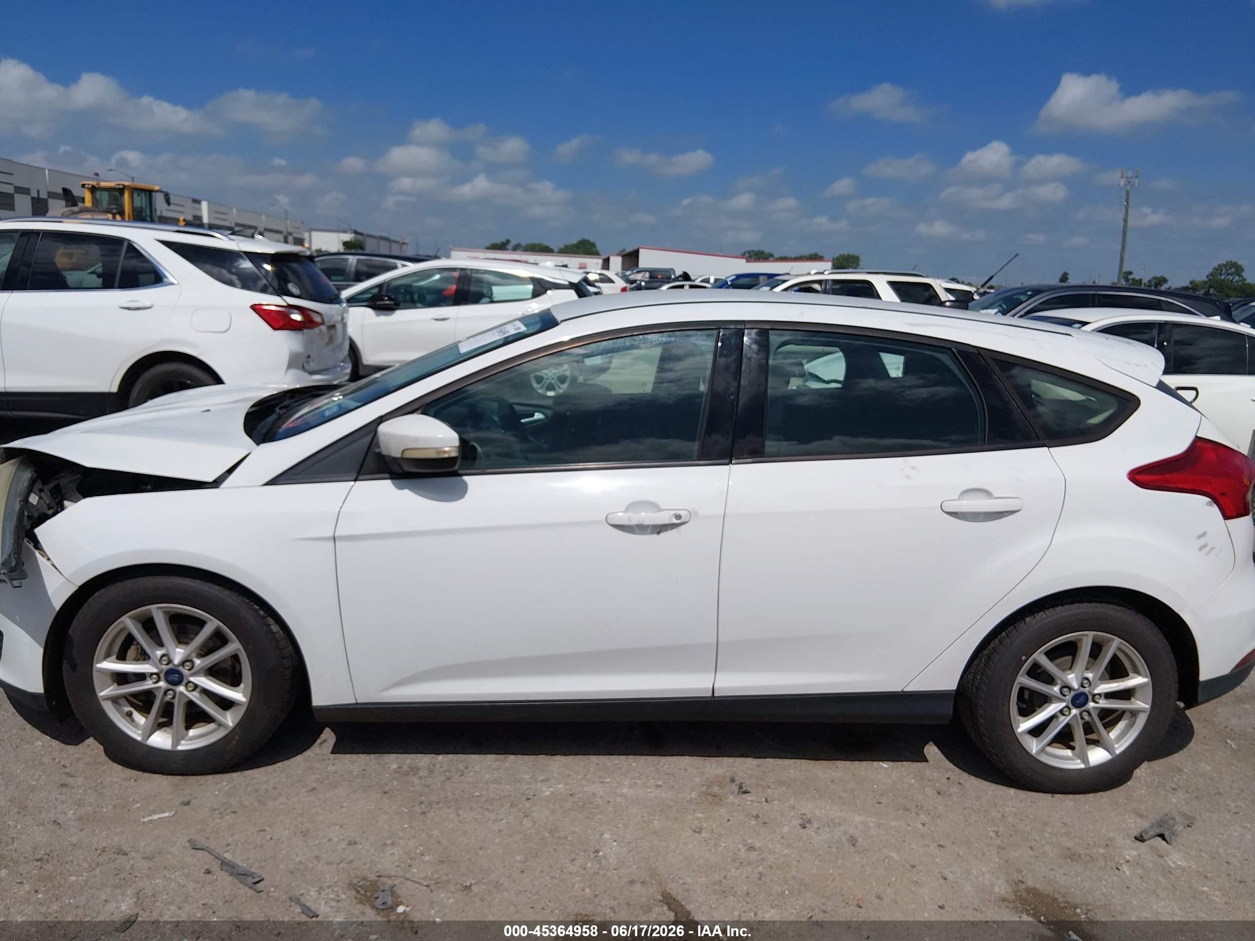 2015 Ford Focus Se White vin: 1FADP3K27FL233027