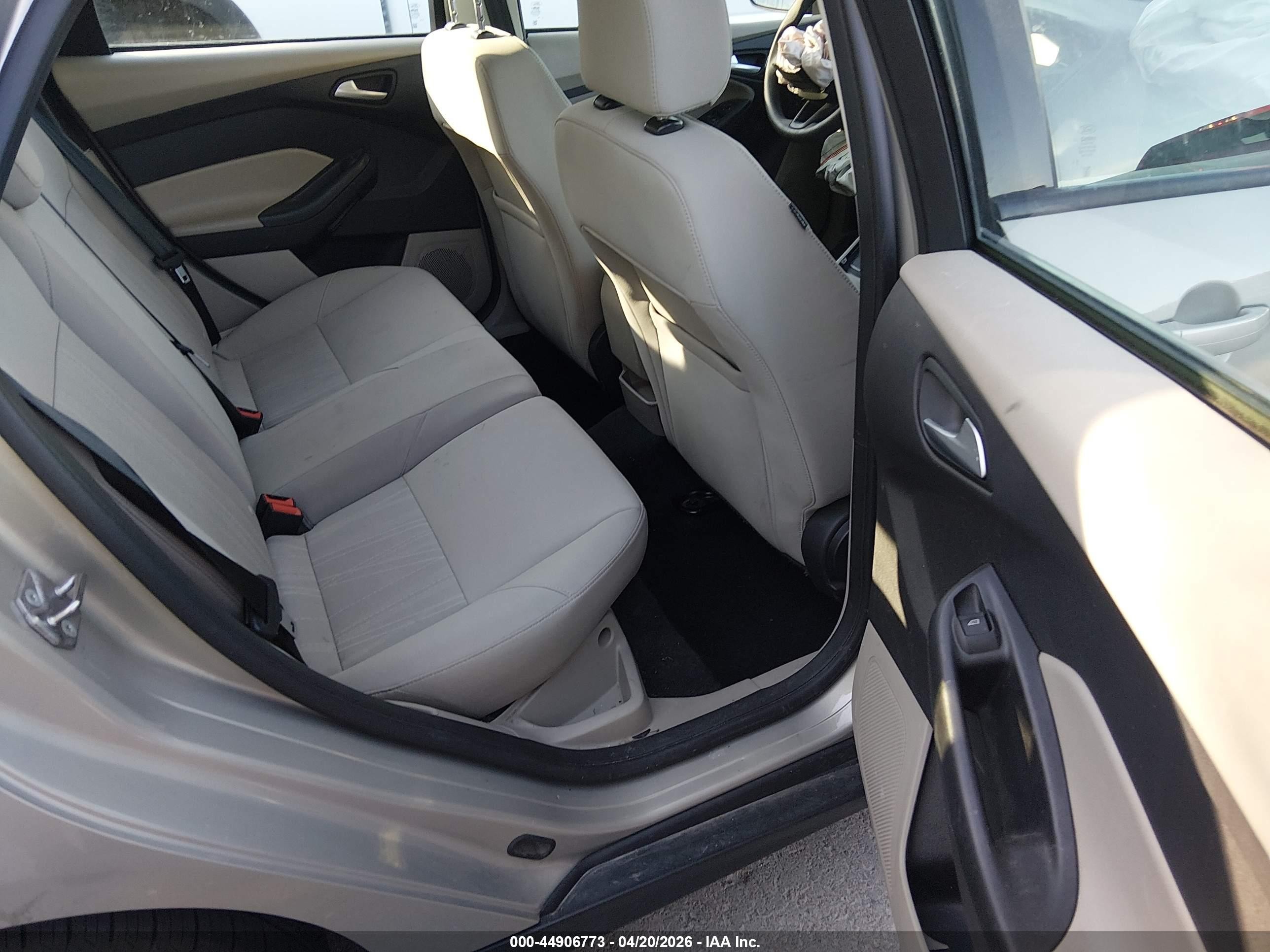 2015 Ford Focus Se Champagne vin: 1FADP3K27FL256596