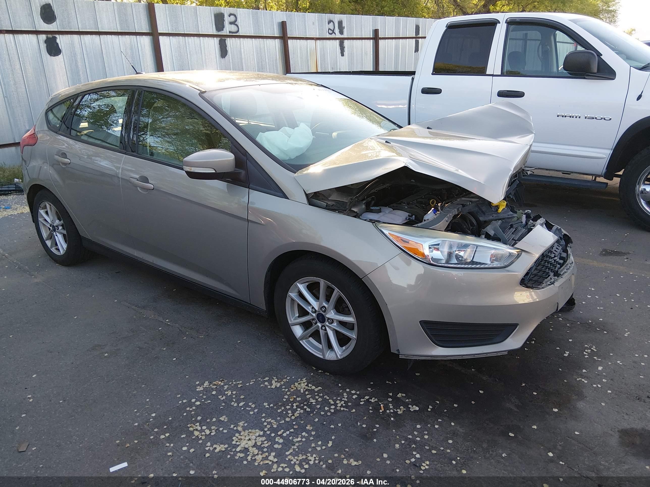 2015 Ford Focus Se Champagne vin: 1FADP3K27FL256596