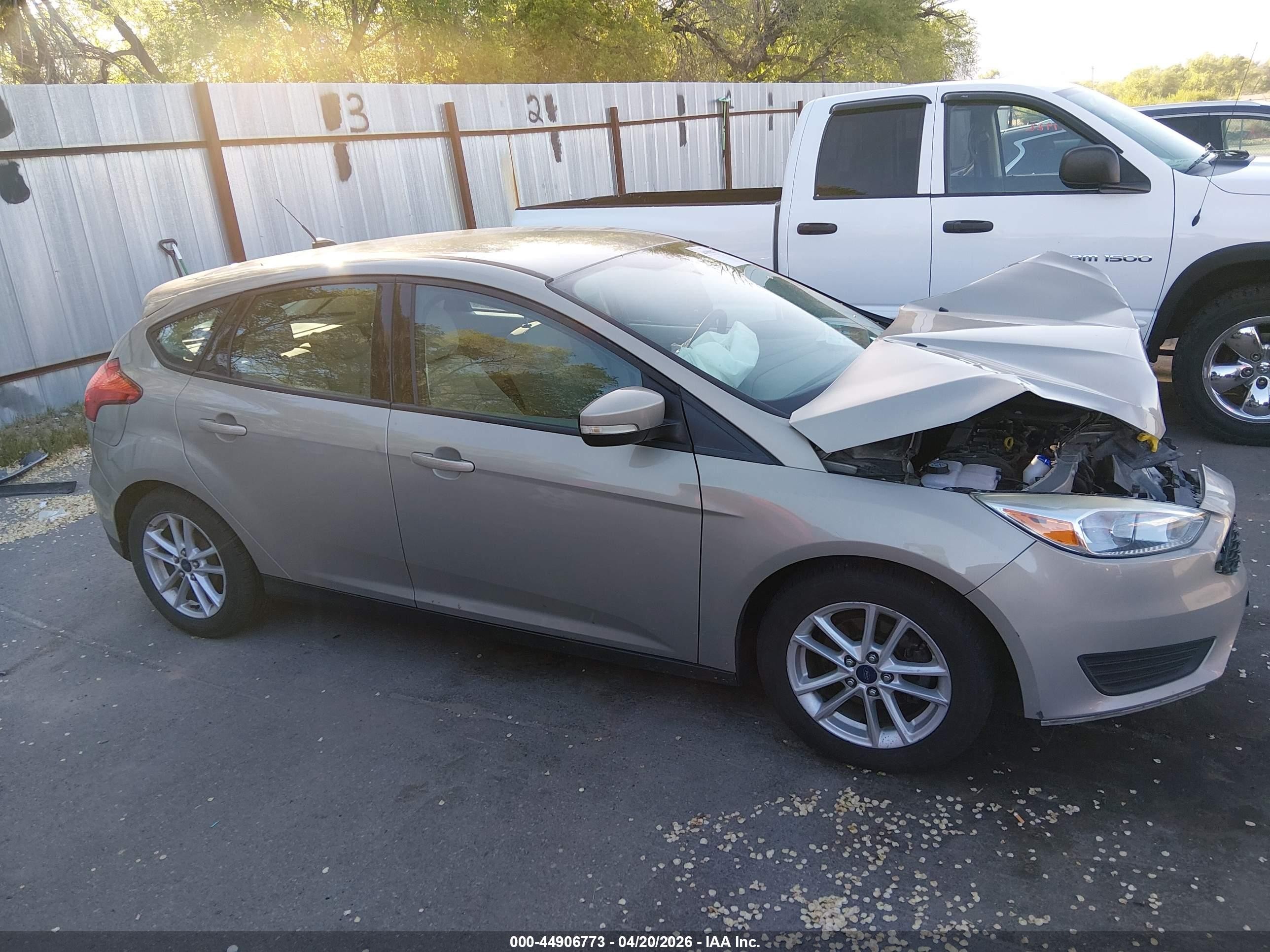 2015 Ford Focus Se Champagne vin: 1FADP3K27FL256596