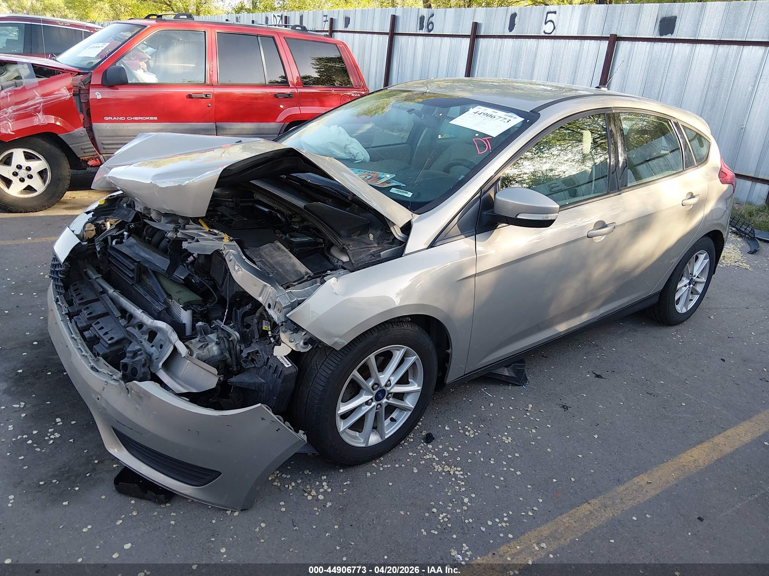 2015 Ford Focus Se Champagne vin: 1FADP3K27FL256596