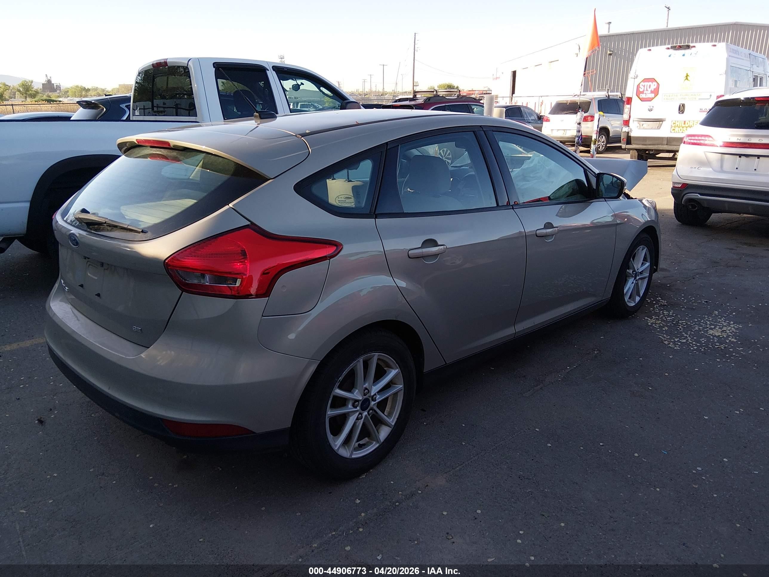2015 Ford Focus Se Champagne vin: 1FADP3K27FL256596