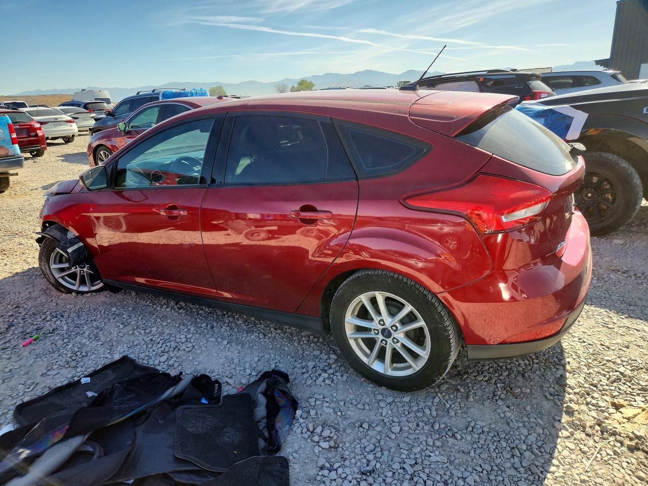 2015 Ford Focus Se Красный vin: 1FADP3K27FL293910