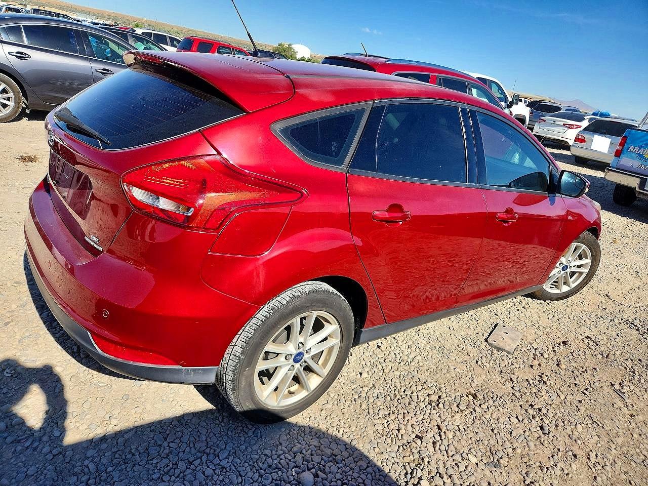 2015 Ford Focus Se Красный vin: 1FADP3K27FL293910