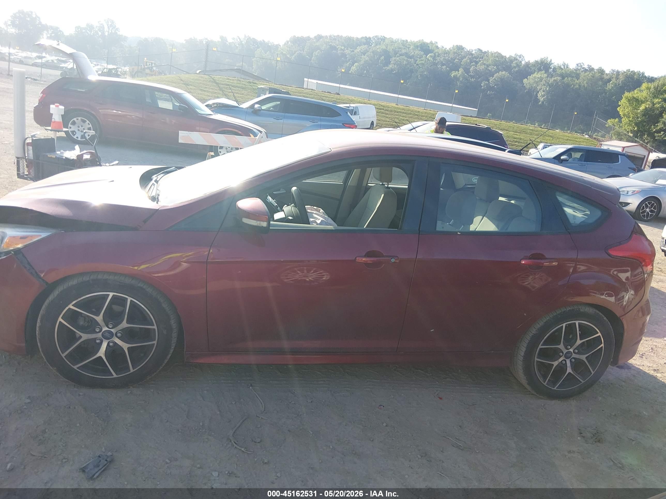 2015 Ford Focus Se Red vin: 1FADP3K27FL298041