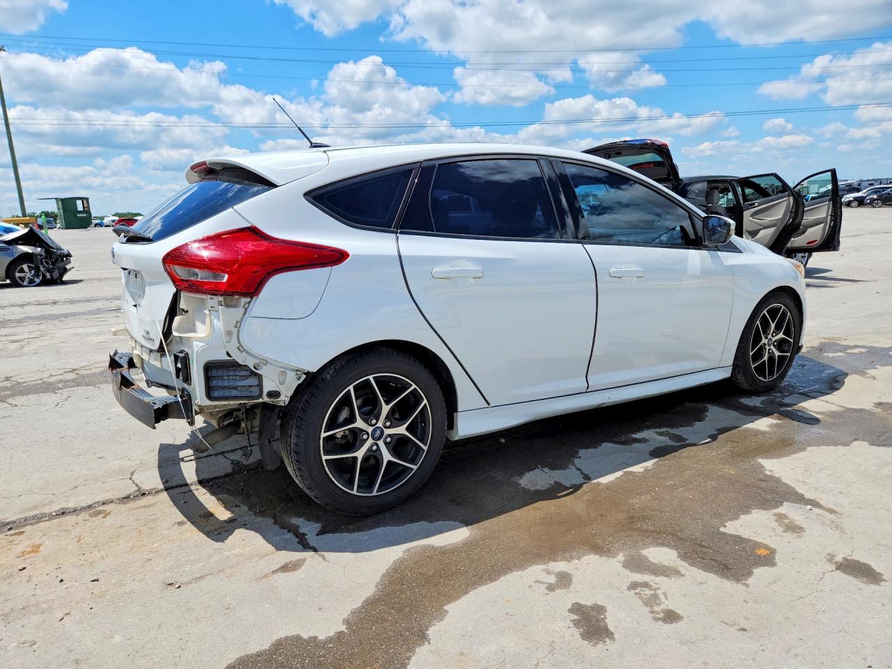 2015 Ford Focus Se White vin: 1FADP3K27FL333838