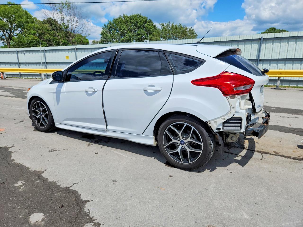 2015 Ford Focus Se White vin: 1FADP3K27FL333838