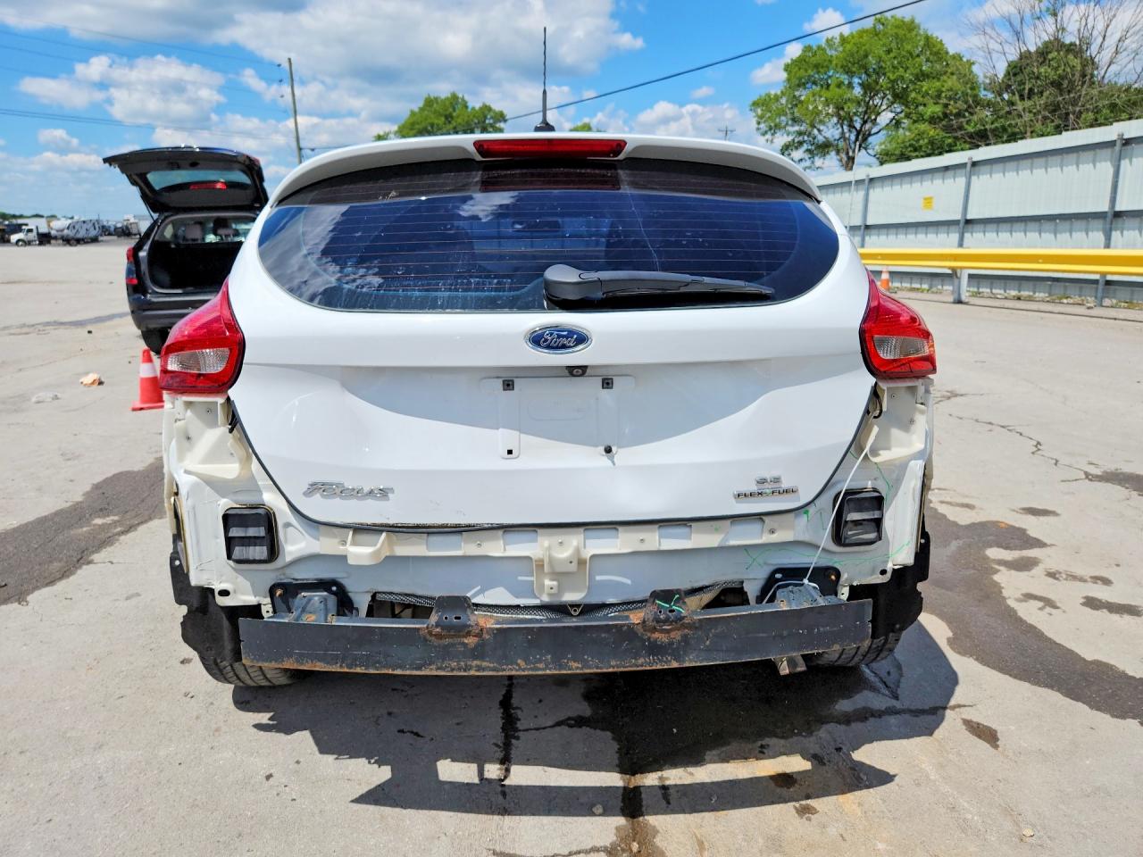 2015 Ford Focus Se White vin: 1FADP3K27FL333838