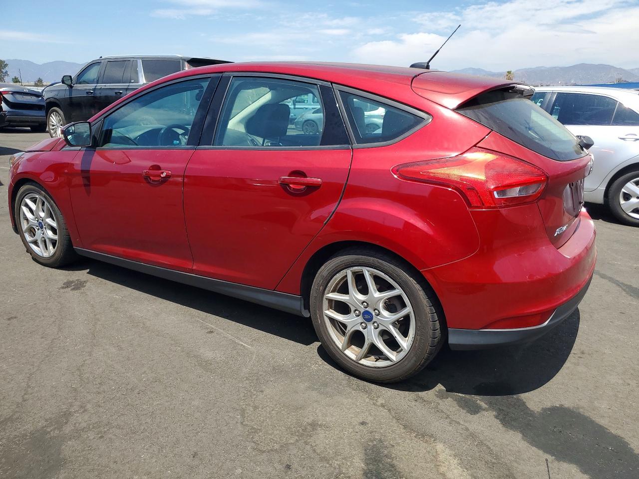 2015 Ford Focus Se Red vin: 1FADP3K27FL336707