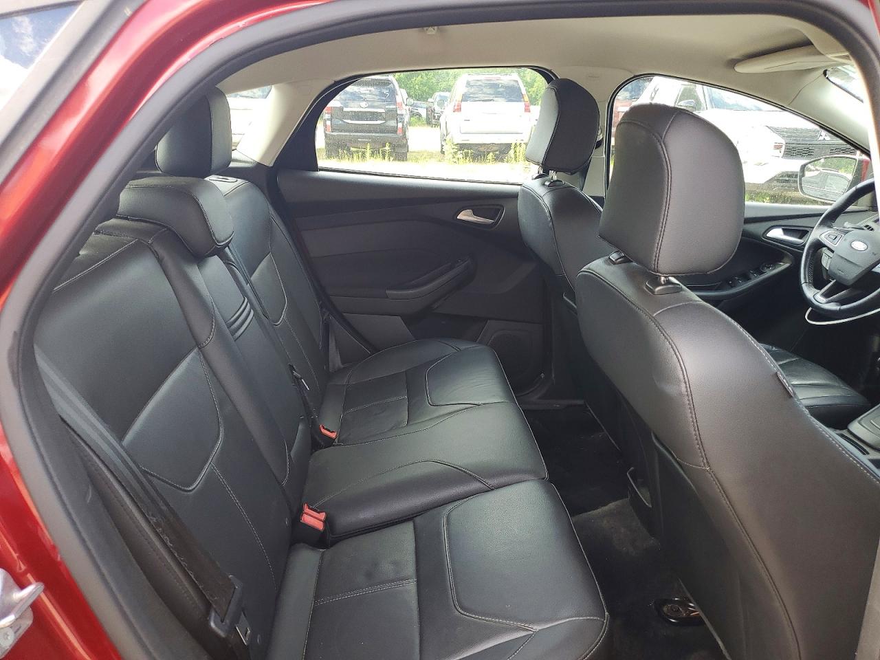2015 Ford Focus Se Red vin: 1FADP3K27FL352969