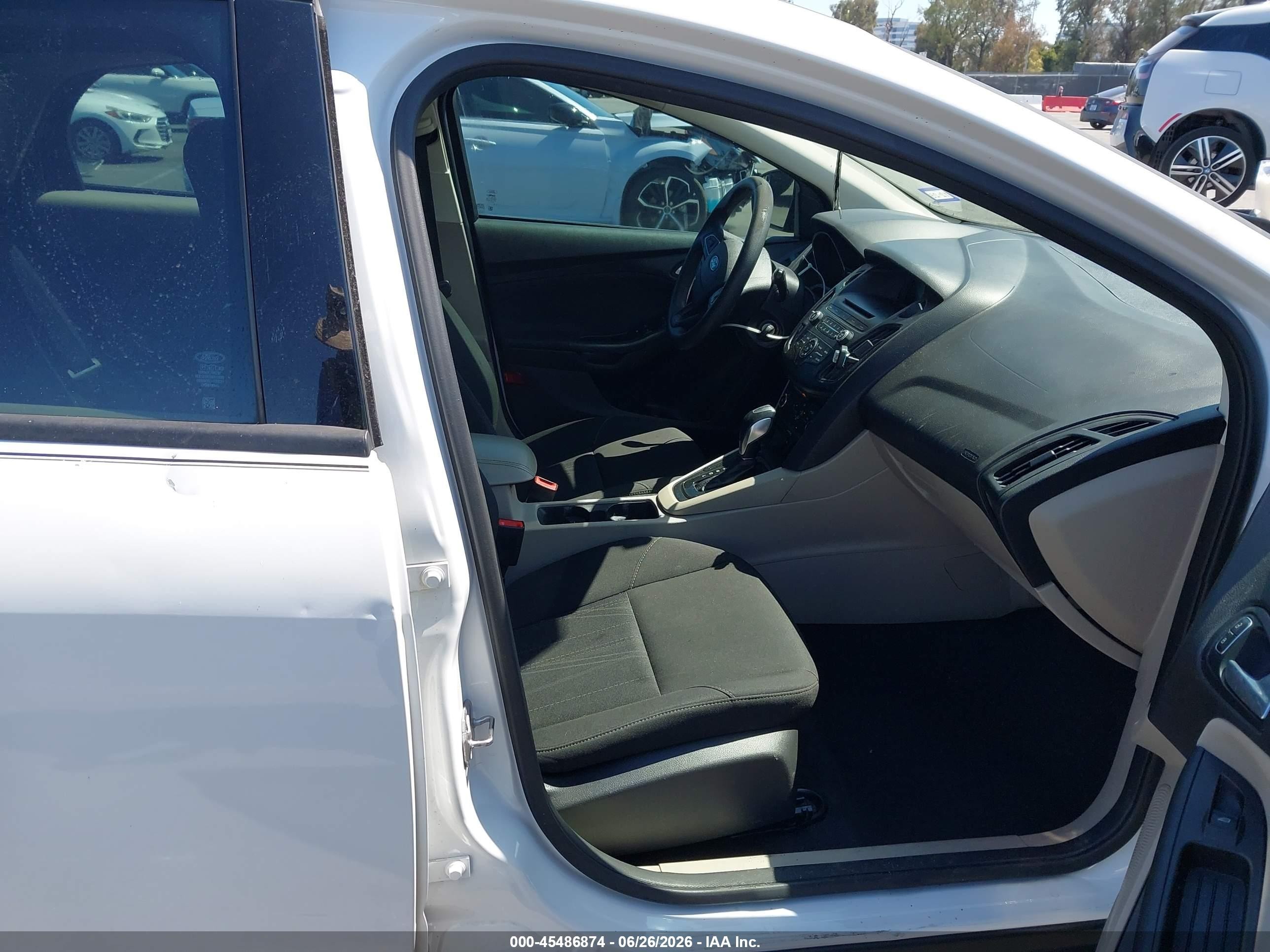 2015 Ford Focus Se White vin: 1FADP3K27FL384563