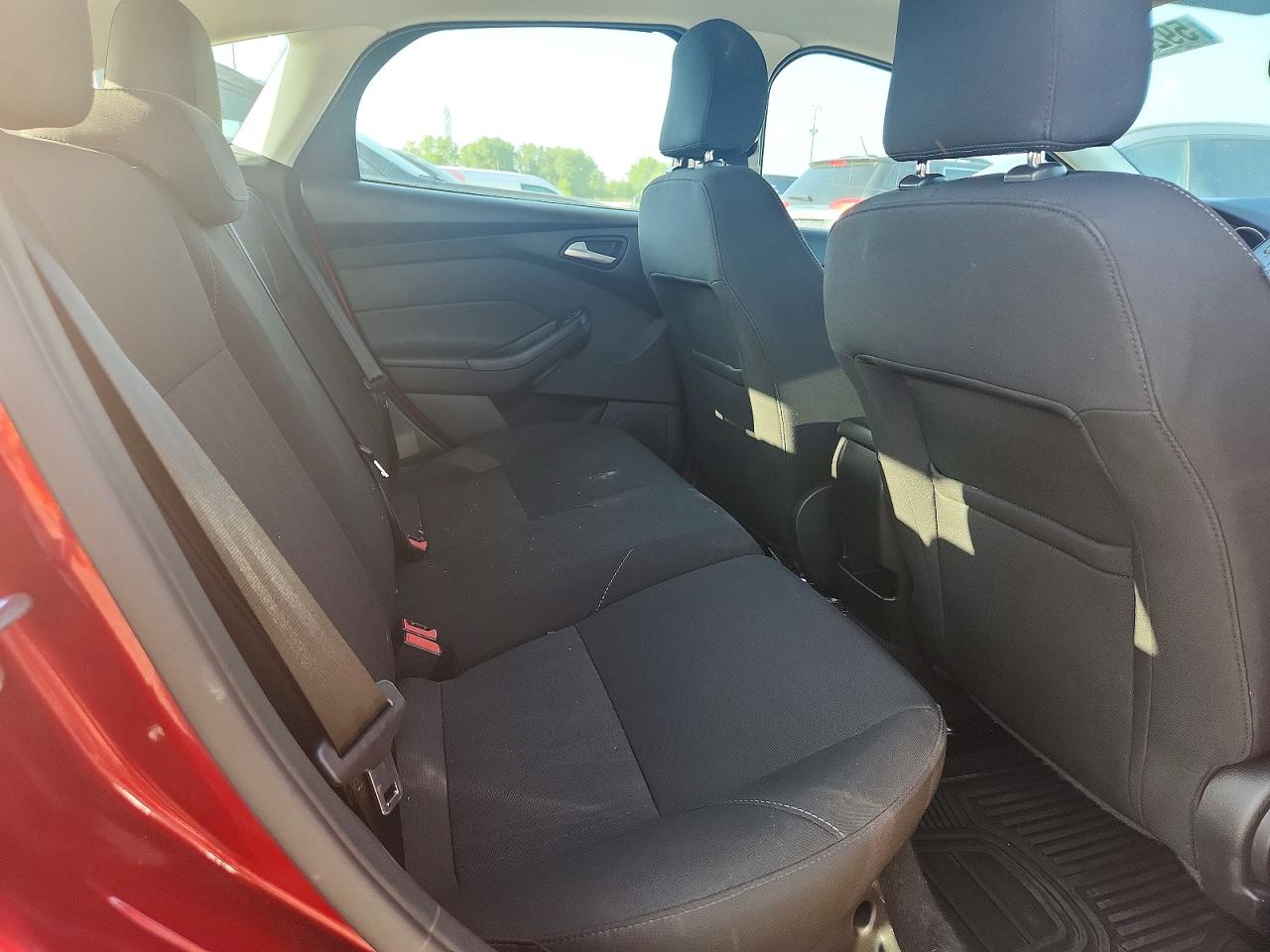 2016 Ford Focus Se Red vin: 1FADP3K27GL359308