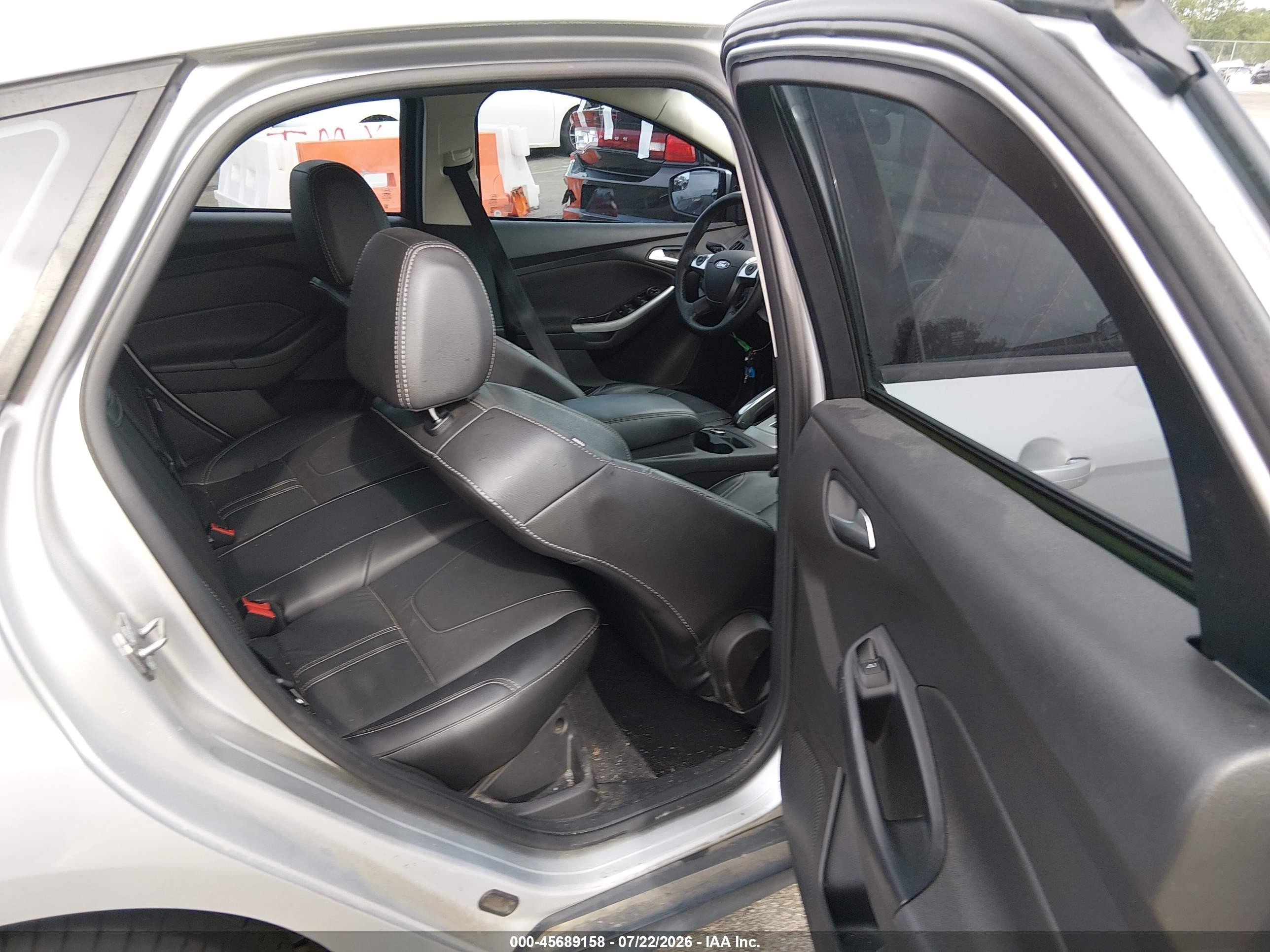 2013 Ford Focus Se Silver vin: 1FADP3K28DL275056