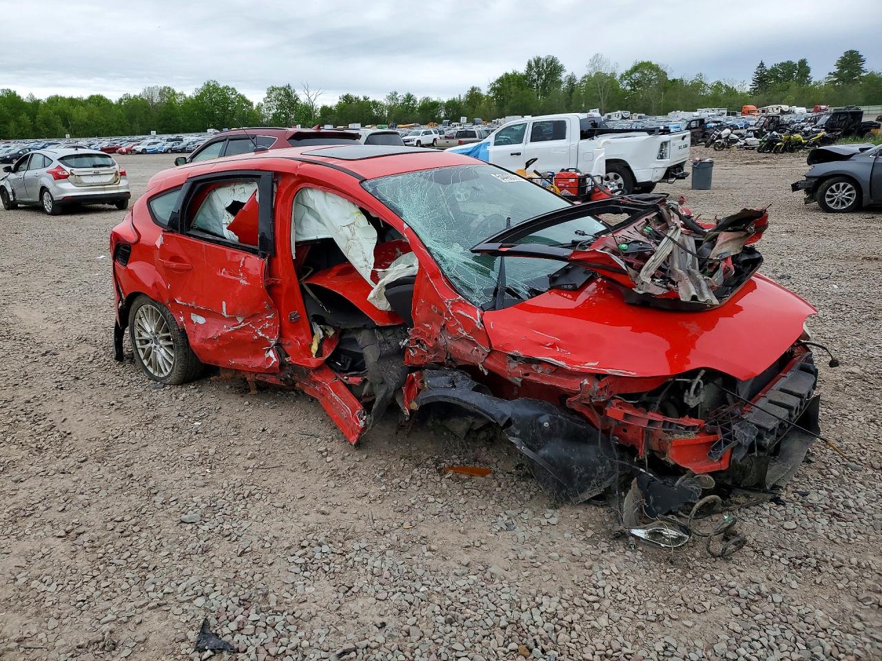 2013 Ford Focus S Red vin: 1FADP3K28DL330332