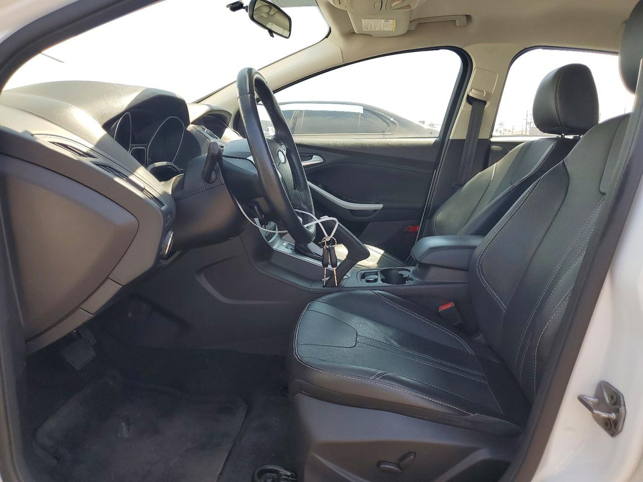 2014 Ford Focus Se Белый vin: 1FADP3K28EL198500
