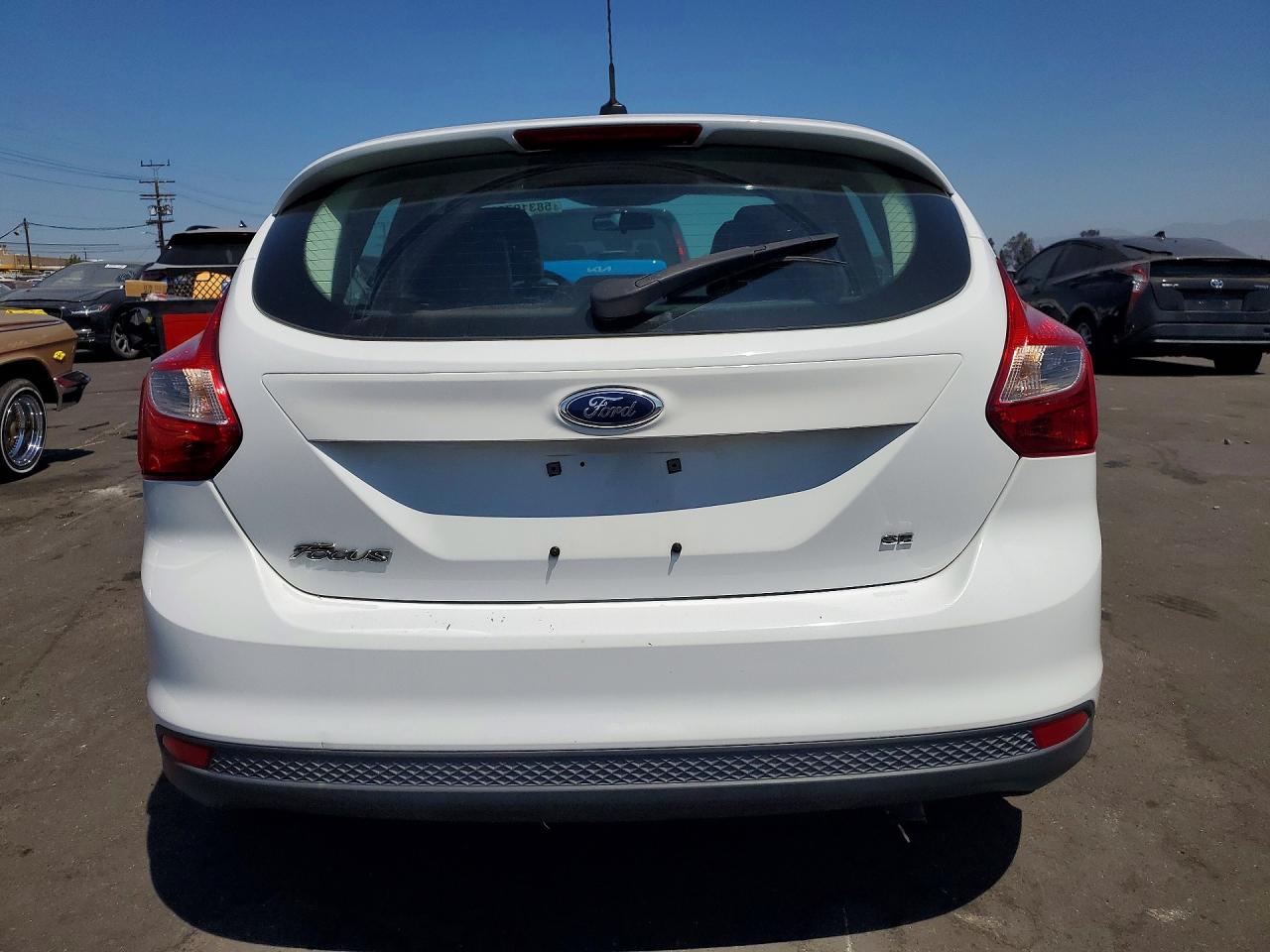 2014 Ford Focus Se Белый vin: 1FADP3K28EL198500
