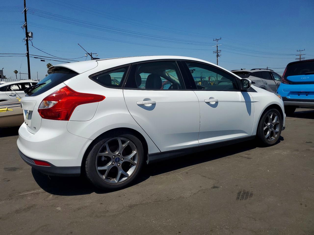 2014 Ford Focus Se Белый vin: 1FADP3K28EL198500