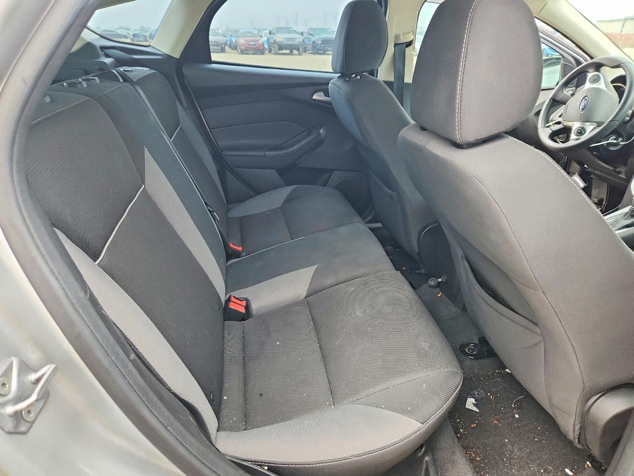 2014 Ford Focus Se Silver vin: 1FADP3K28EL229440