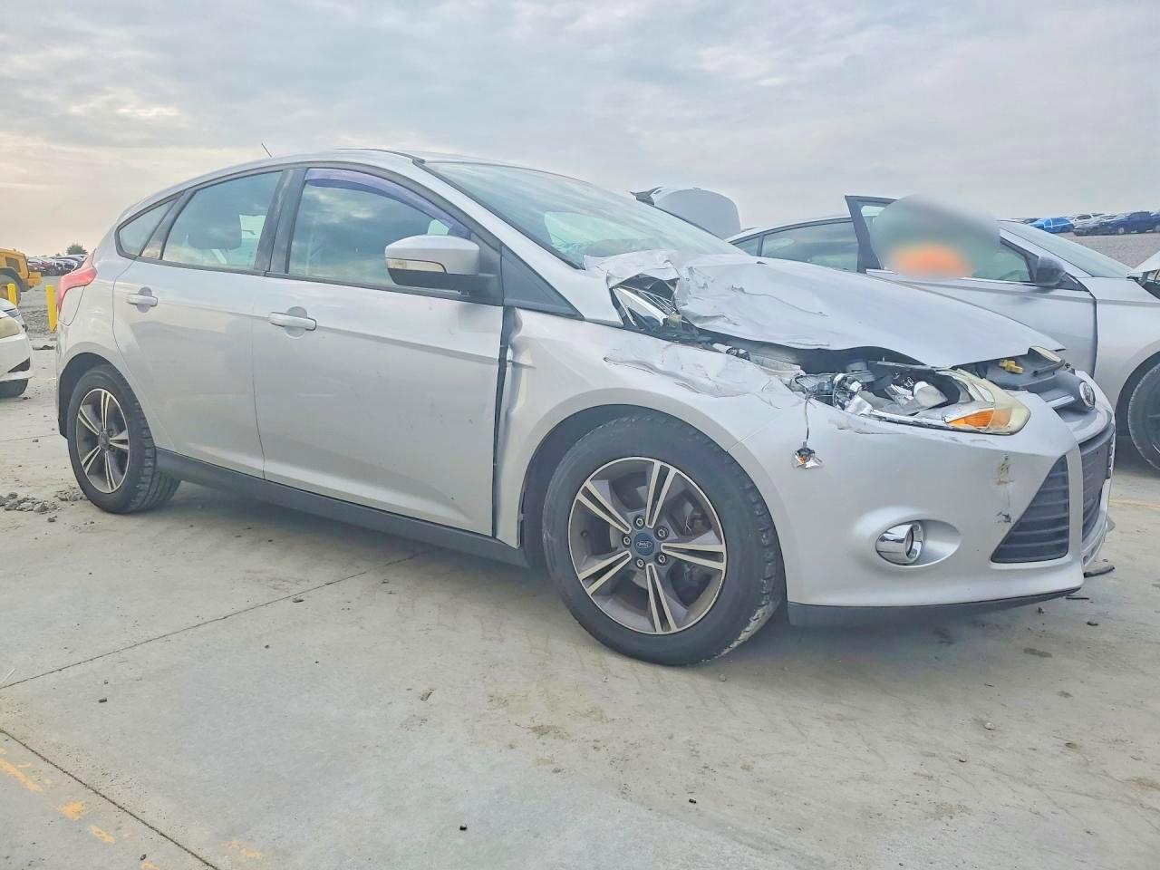 2014 Ford Focus Se Silver vin: 1FADP3K28EL309420
