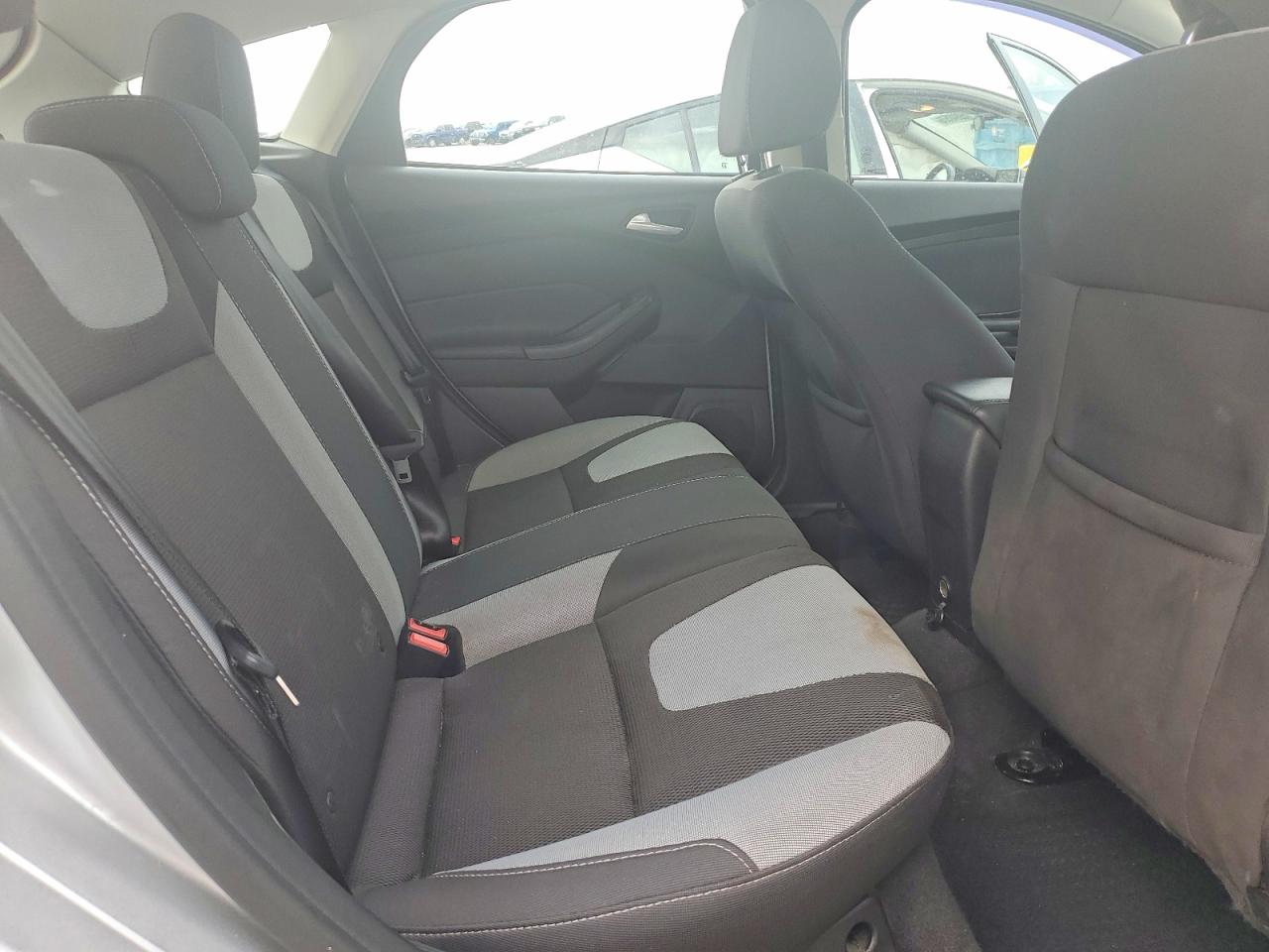 2014 Ford Focus Se Silver vin: 1FADP3K28EL309420