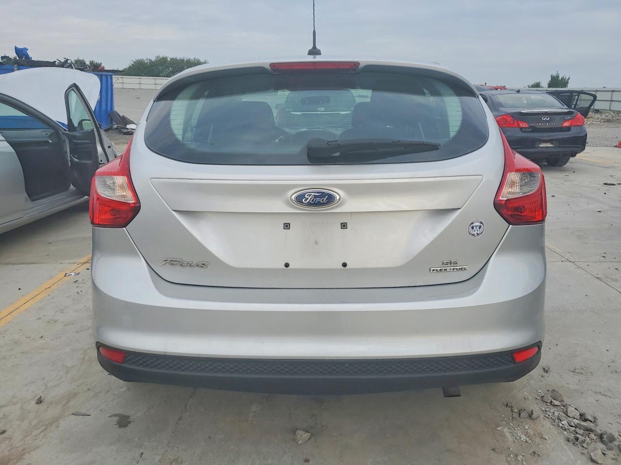 2014 Ford Focus Se Silver vin: 1FADP3K28EL309420